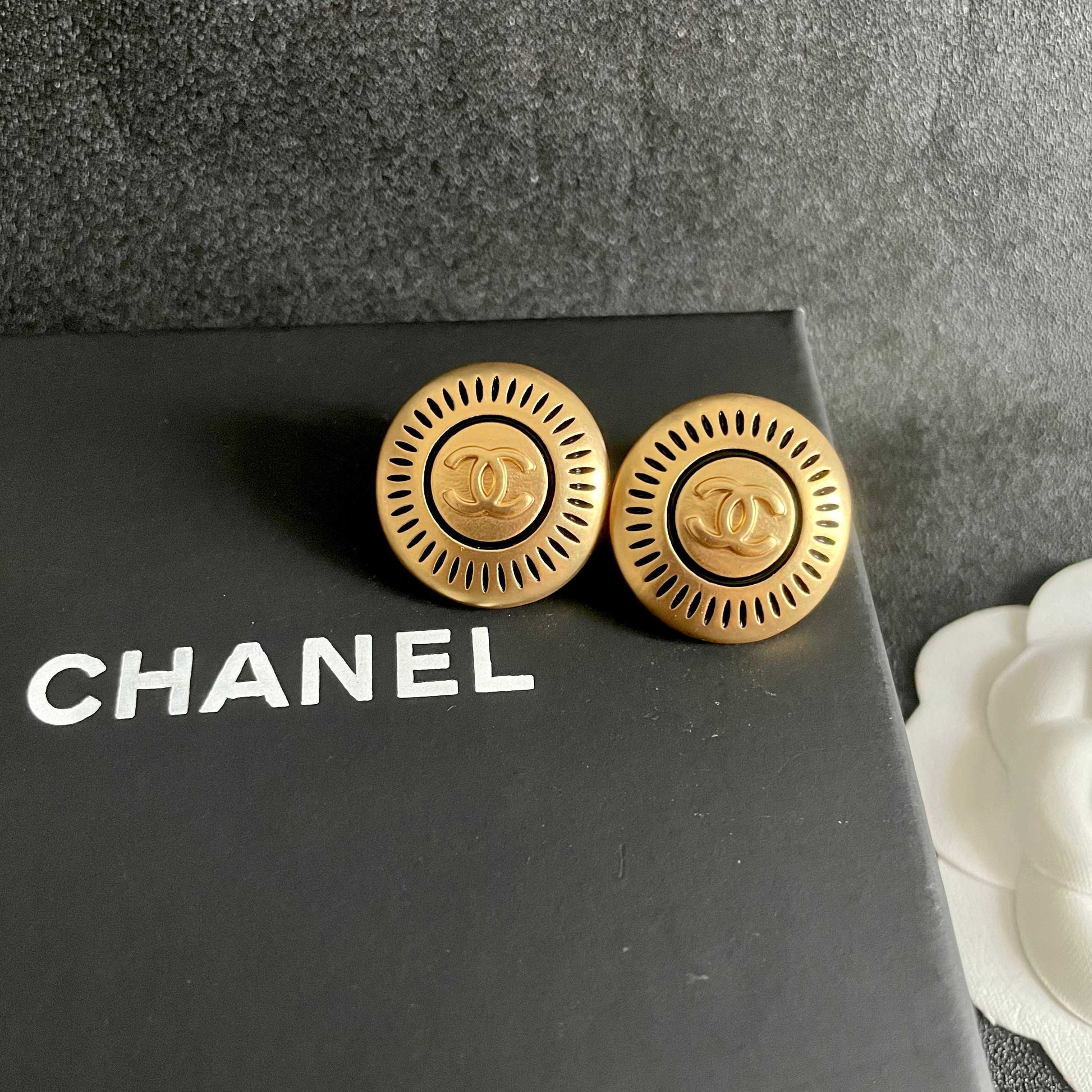 Double-C Emblem Stud Earrings in Polished Metal-Tone – Design 100 detail view