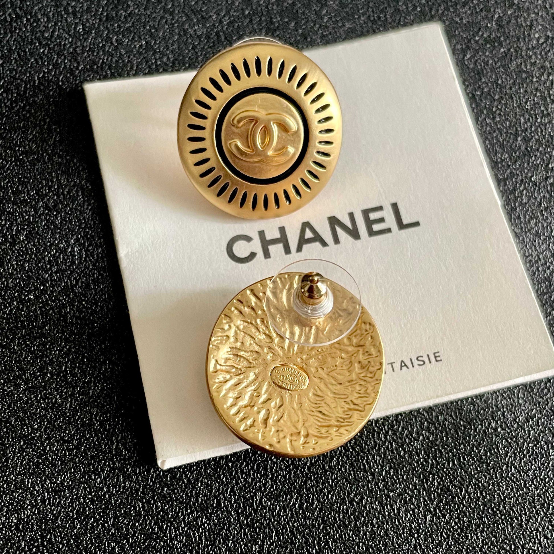 Double-C Emblem Stud Earrings in Polished Metal-Tone – Design 100 main product view