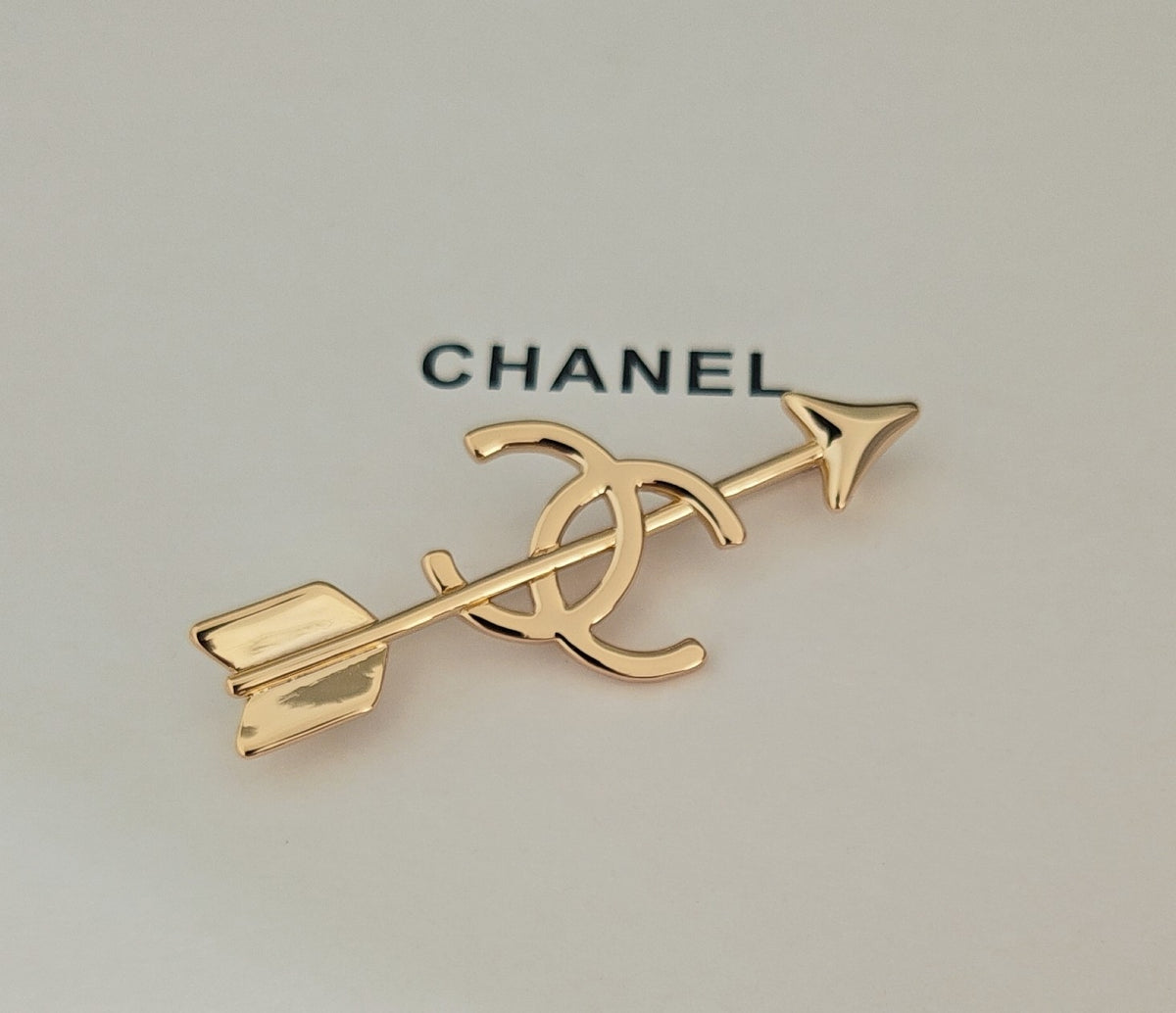 Arrow Brooch in Gold-Tone – Arrow Detail close-up detail