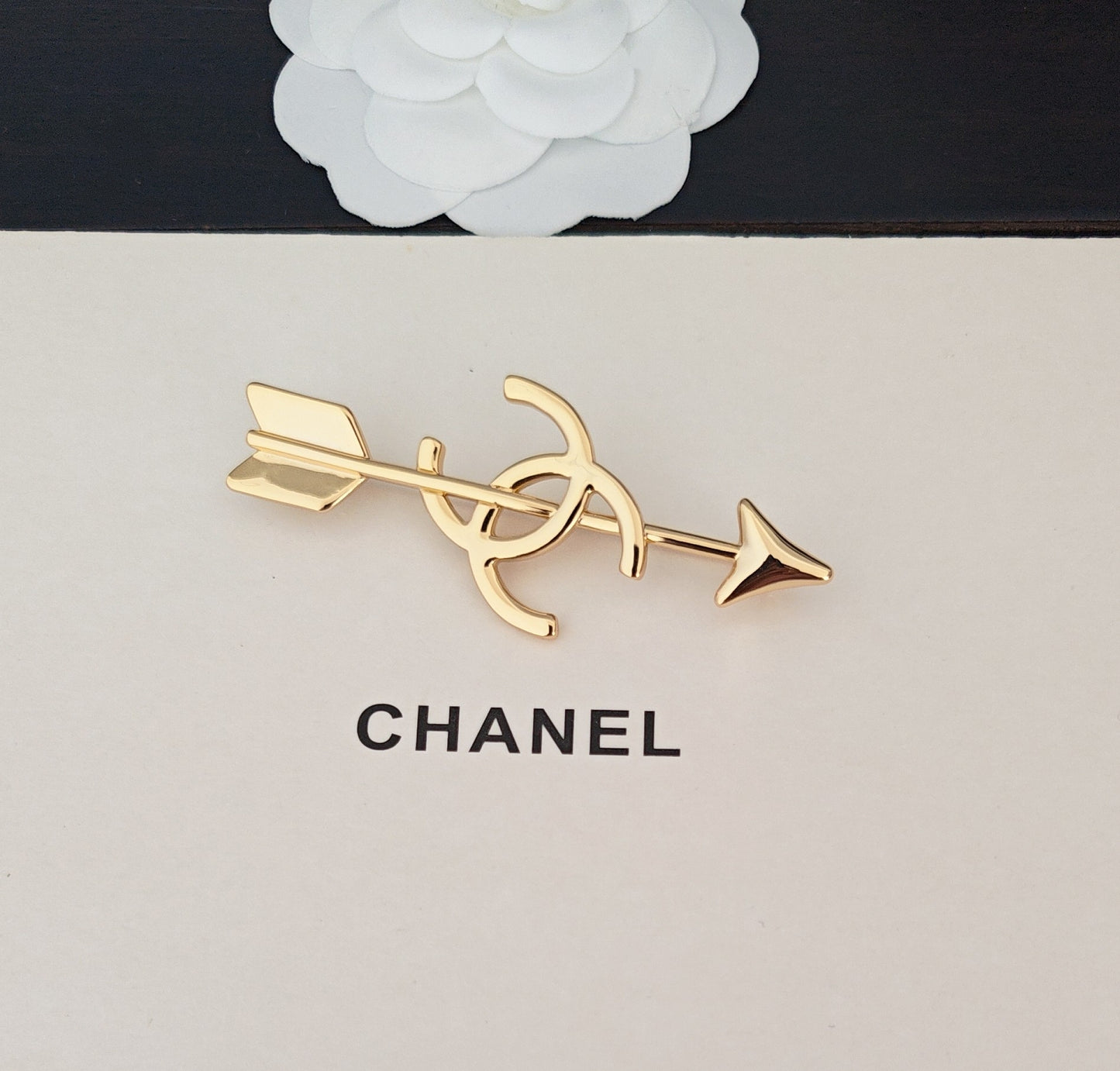 Arrow Brooch in Gold-Tone – Arrow Detail – Design 002 detail view