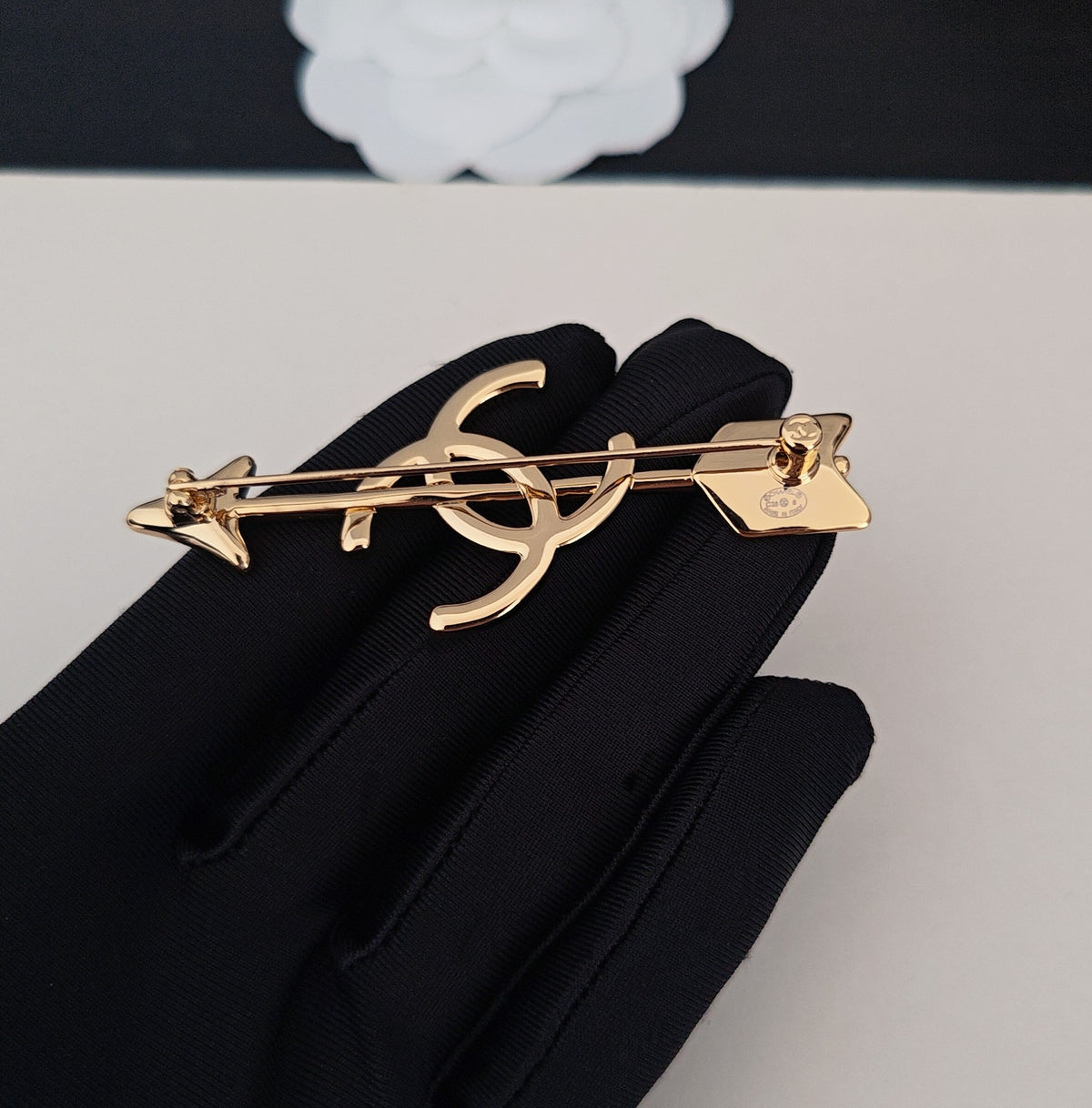 Arrow Brooch in Gold-Tone – Arrow Detail side detail