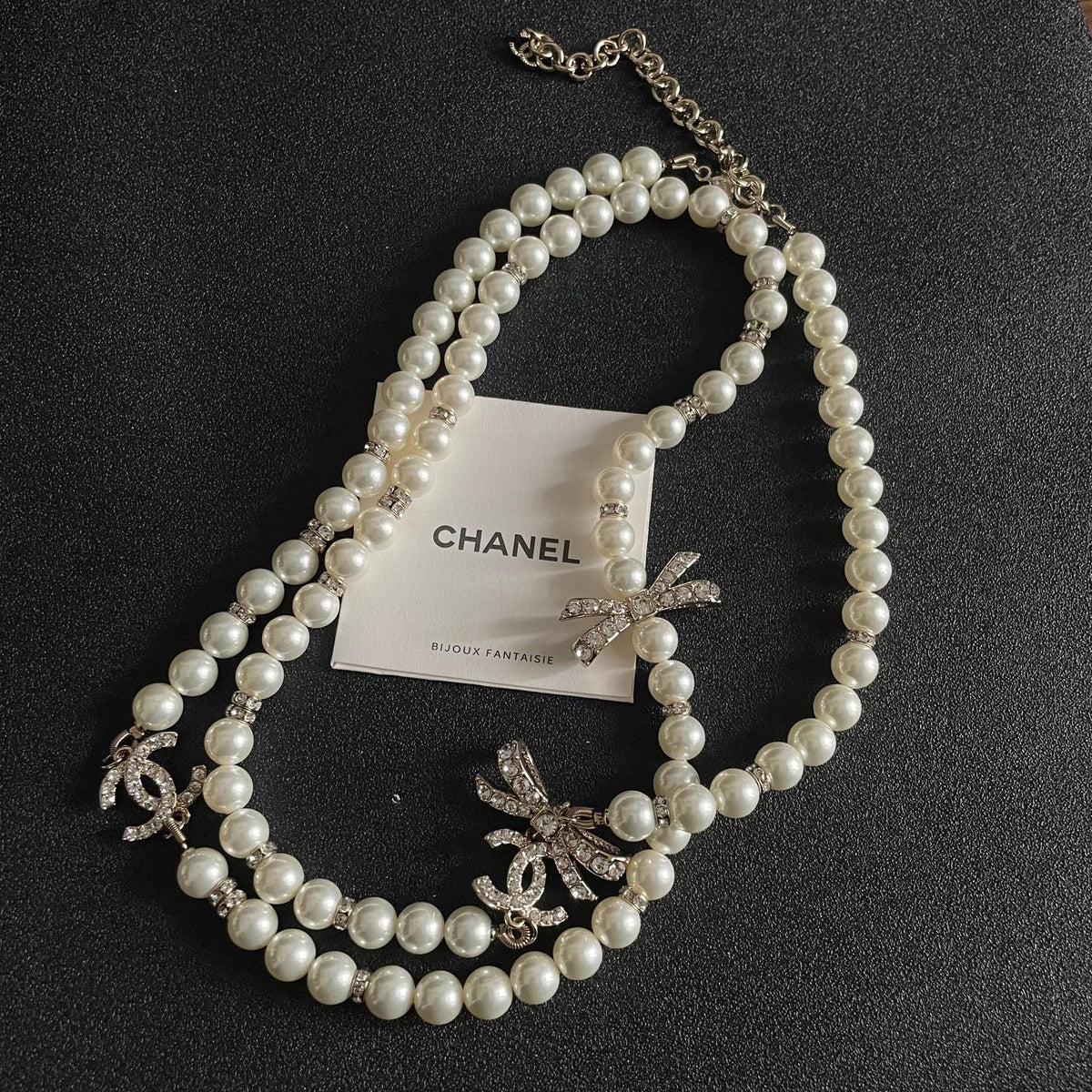 Letter Pearl-Detail Pendant Necklace – Pearl Detail – Design 002 detail view