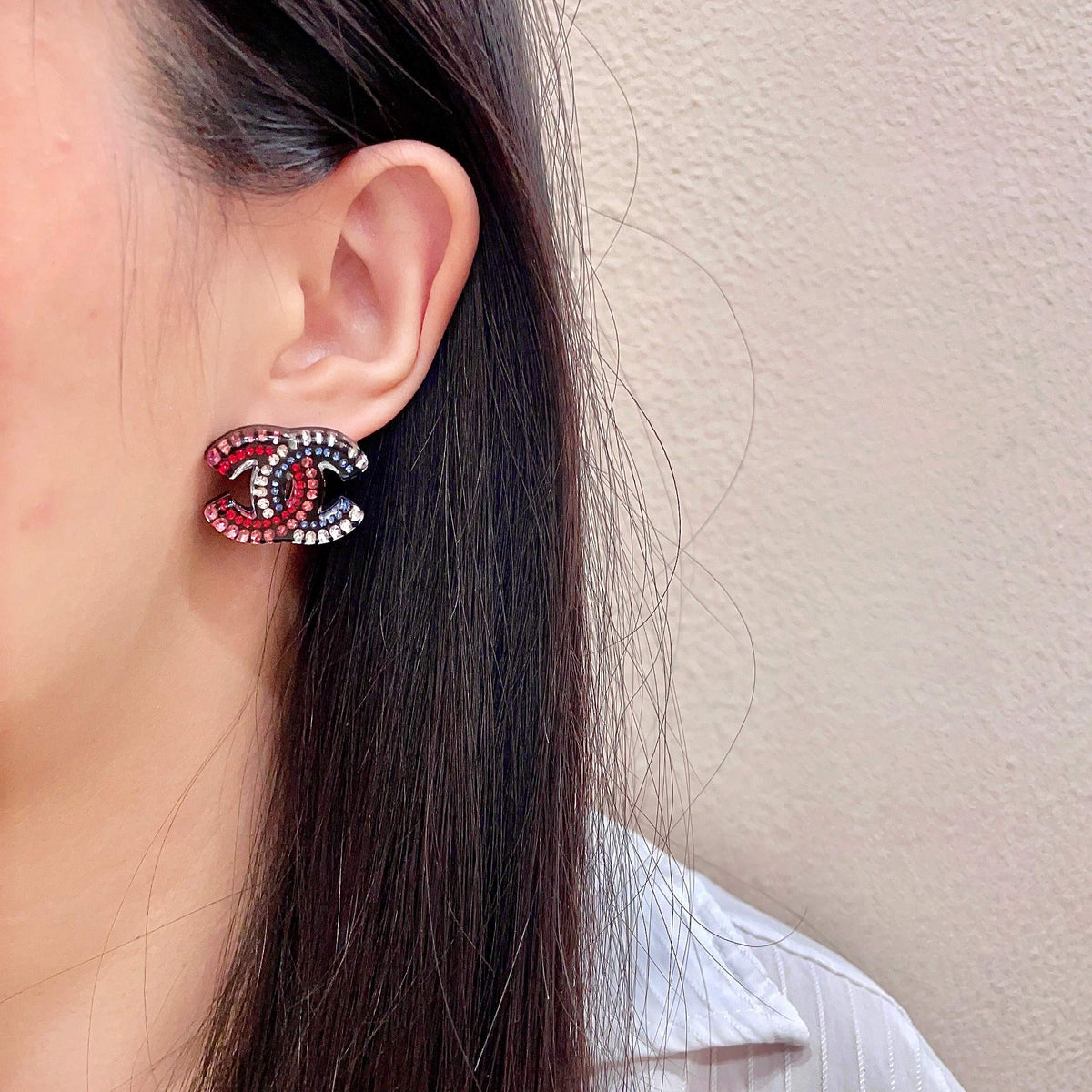 Double-C Emblem Stud Earrings in Polished Metal-Tone – Design 093 detail view