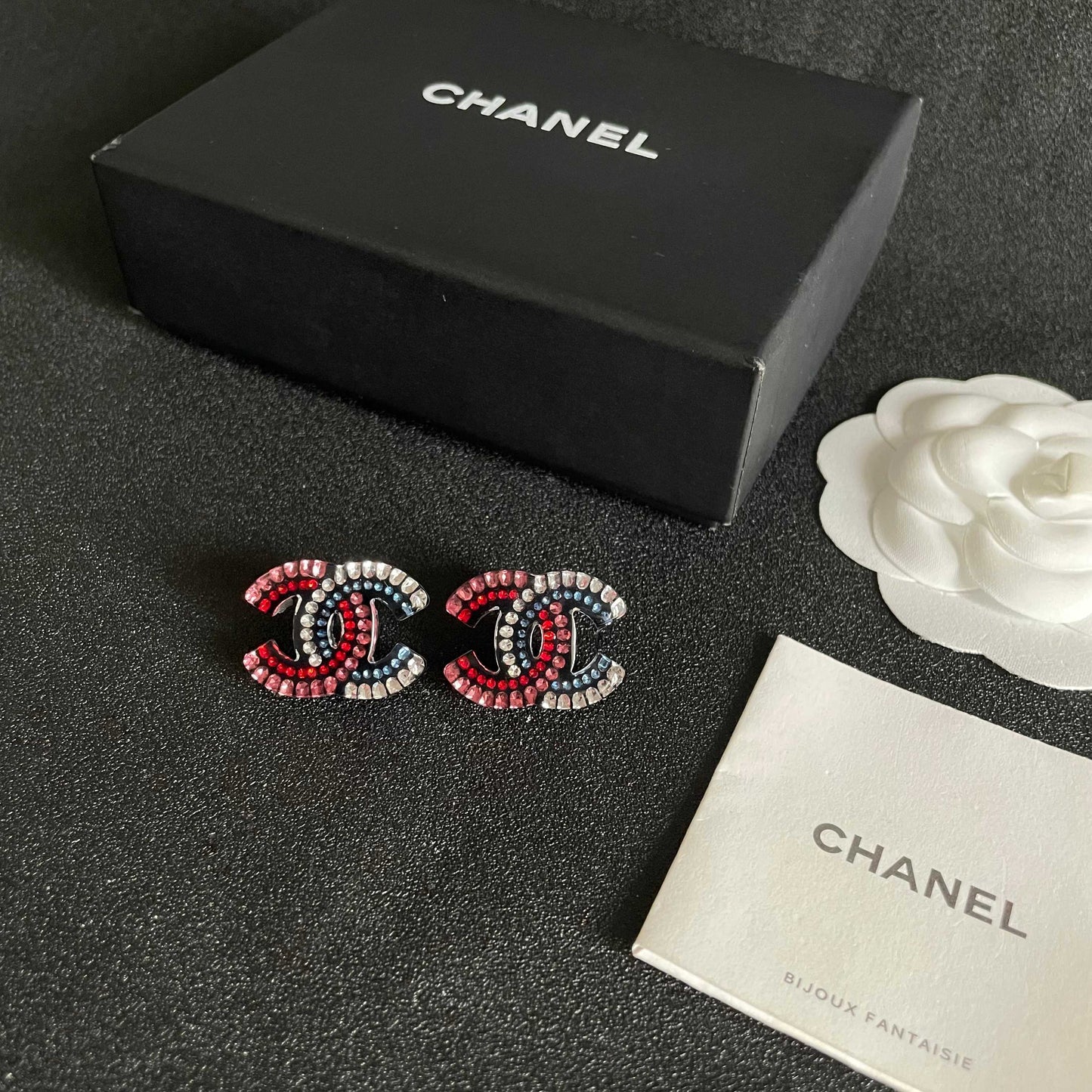 Double-C Emblem Stud Earrings in Polished Metal-Tone – Design 093 close-up detail