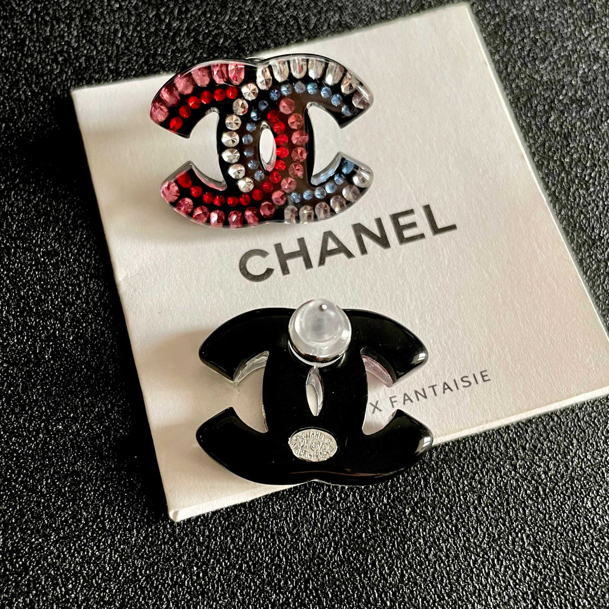 Double-C Emblem Stud Earrings in Polished Metal-Tone – Design 093 main product view