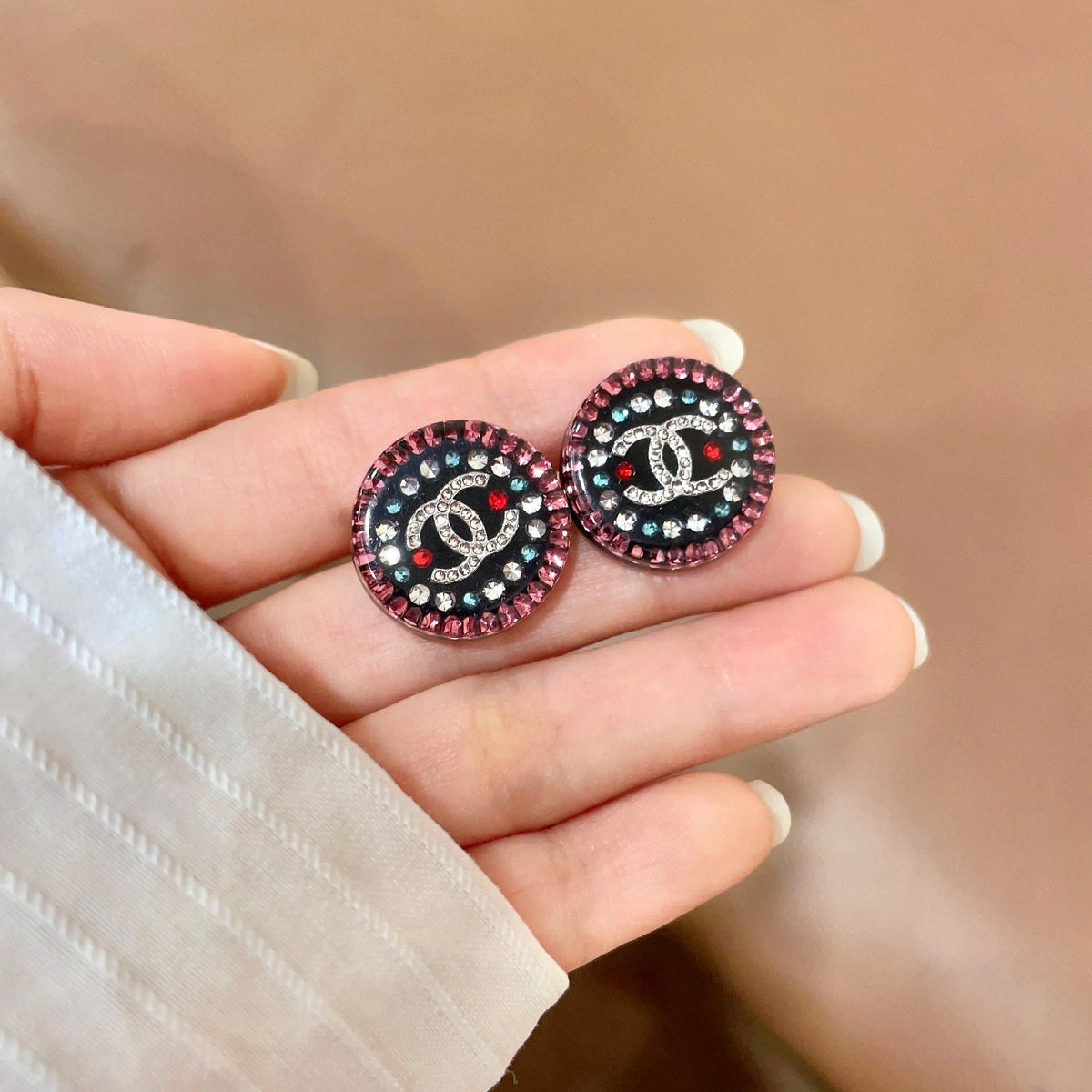 Double-C Emblem Stud Earrings in Polished Metal-Tone – Design 092 side detail