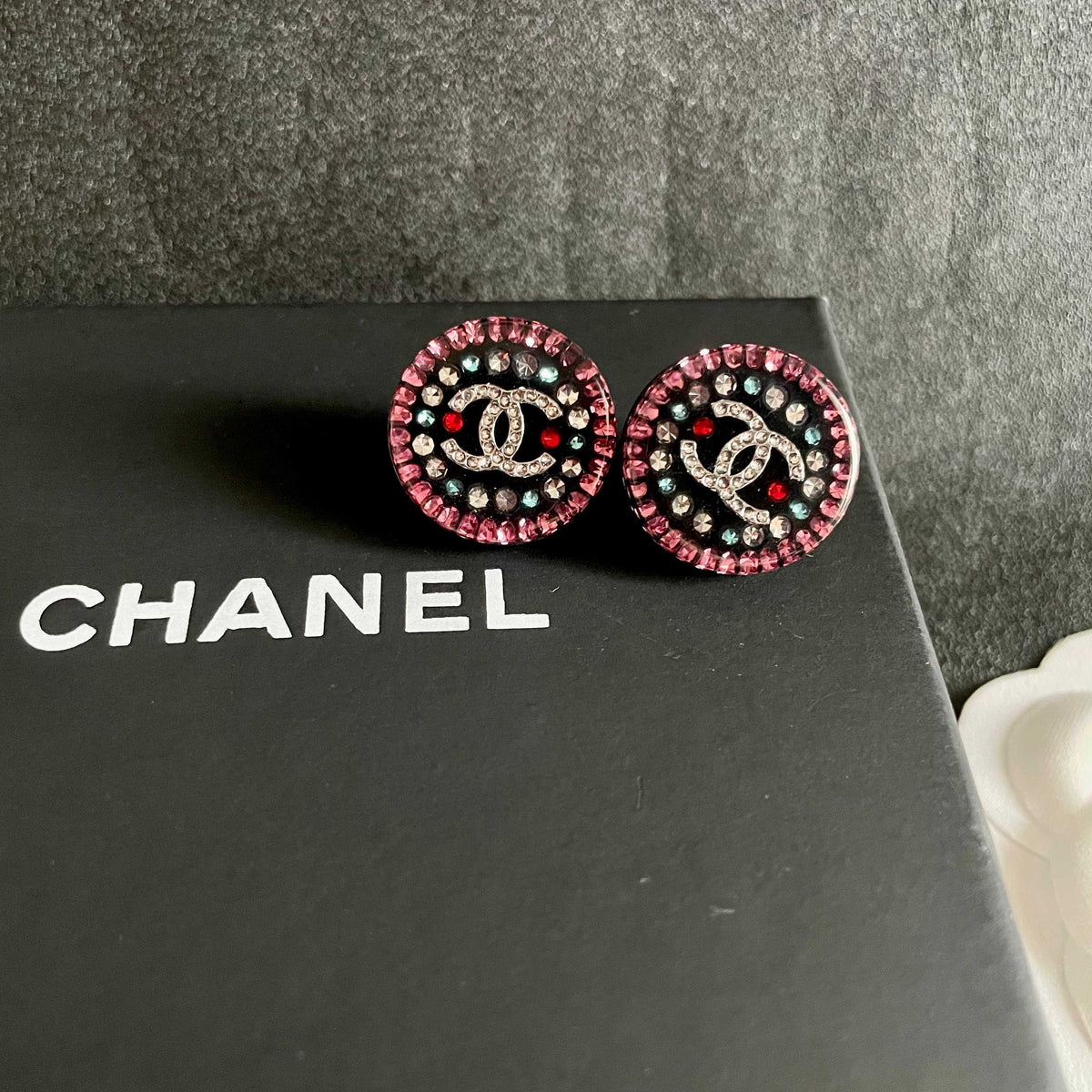 Double-C Emblem Stud Earrings in Polished Metal-Tone – Design 092 detail view