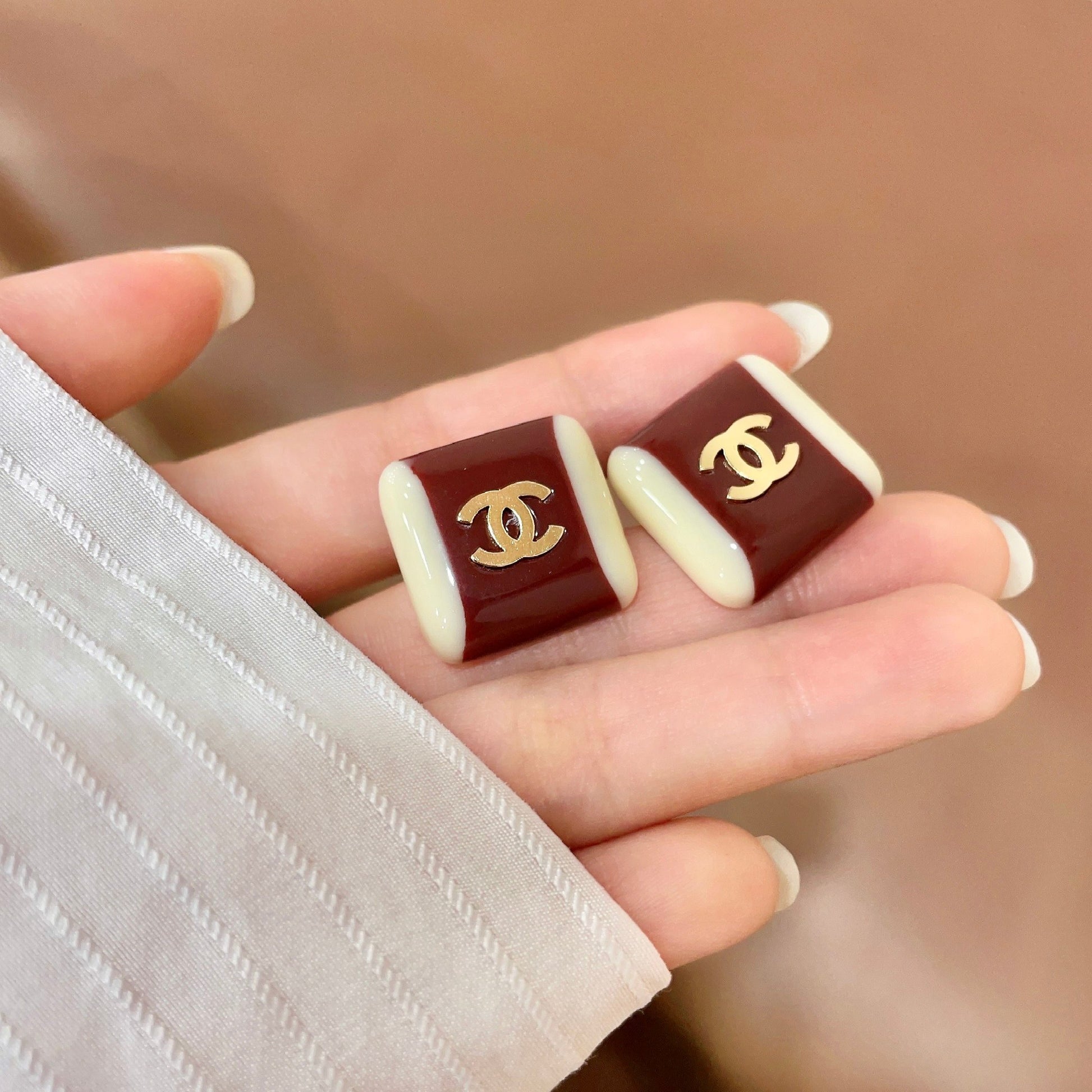 Double-C Emblem Stud Earrings in Polished Metal-Tone – Design 091 side detail