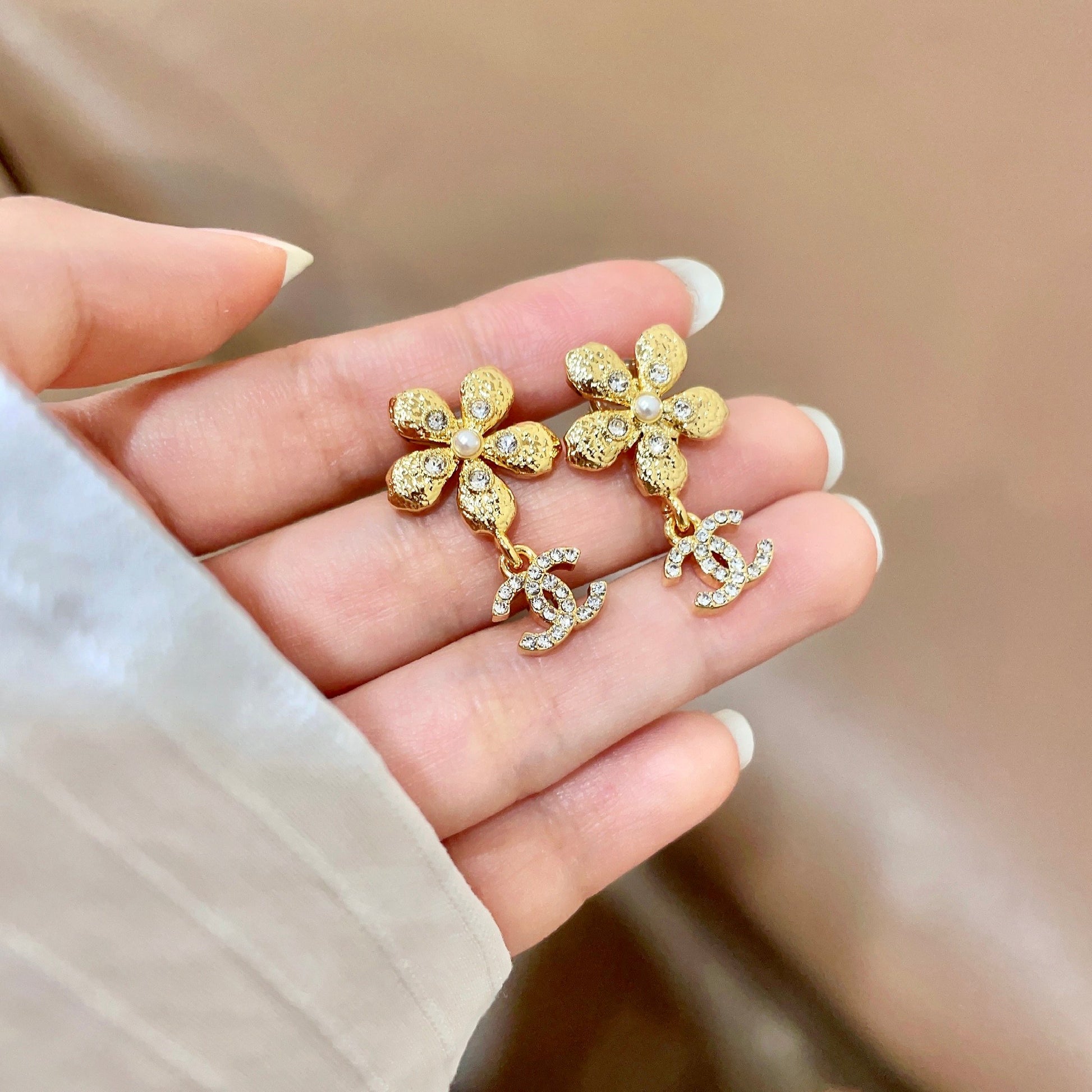 Double-C Emblem Stud Earrings in Polished Metal-Tone – Design 090 side detail