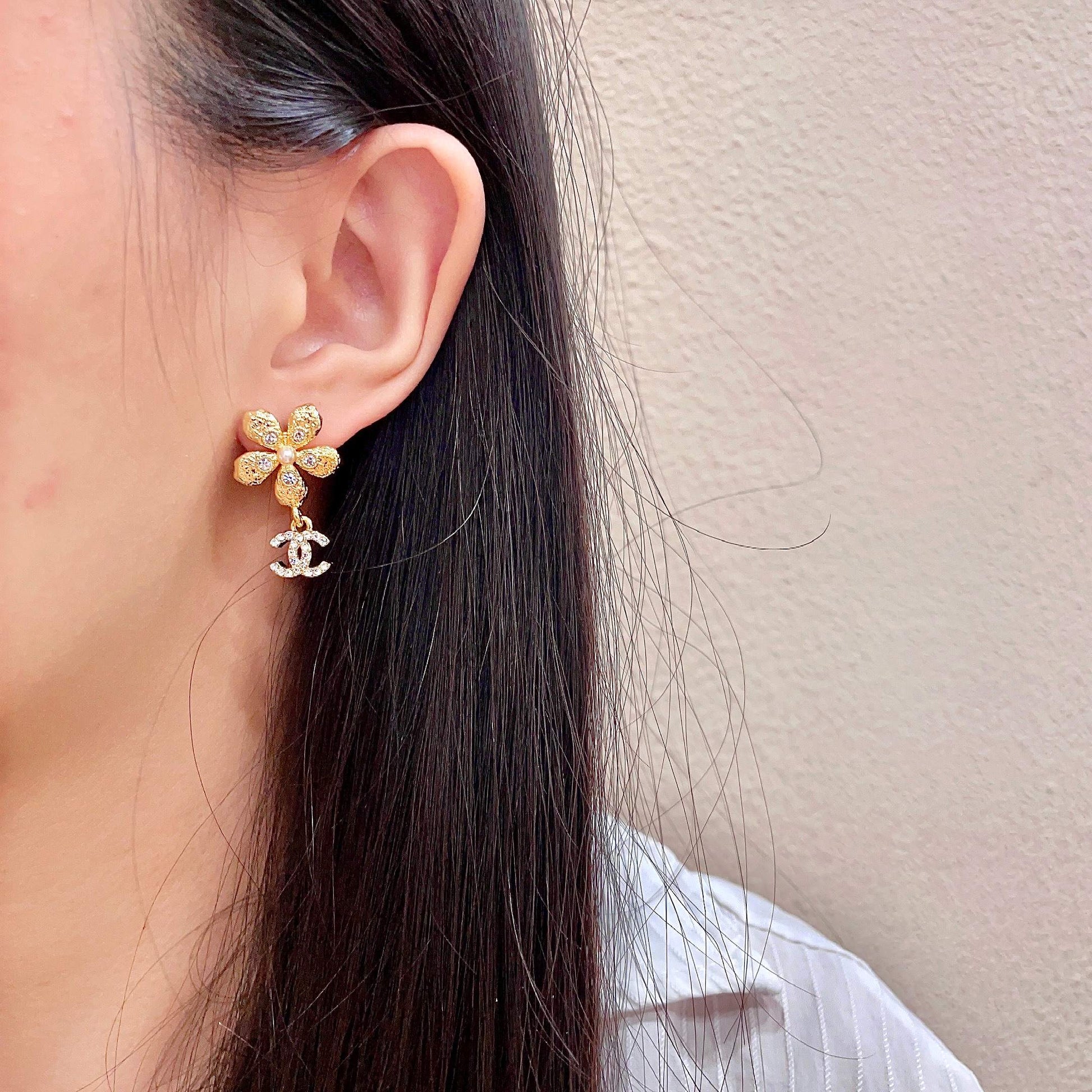 Double-C Emblem Stud Earrings in Polished Metal-Tone – Design 090 detail view
