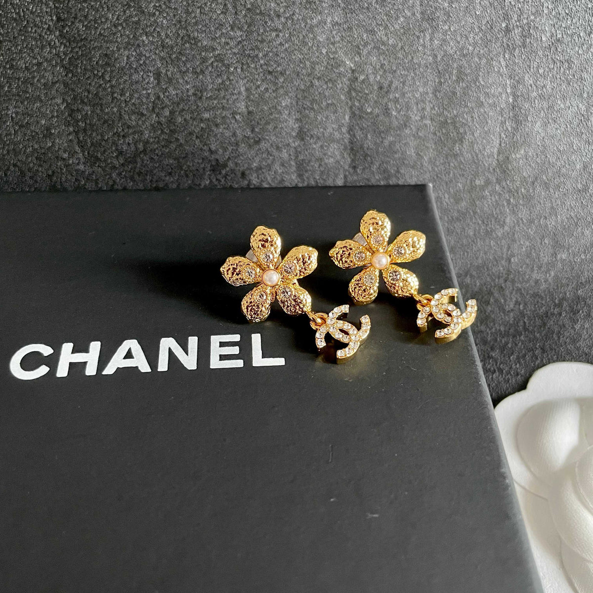 Double-C Emblem Stud Earrings in Polished Metal-Tone – Design 090 detail view