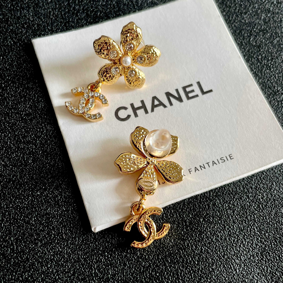 Double-C Emblem Stud Earrings in Polished Metal-Tone – Design 090 main product view