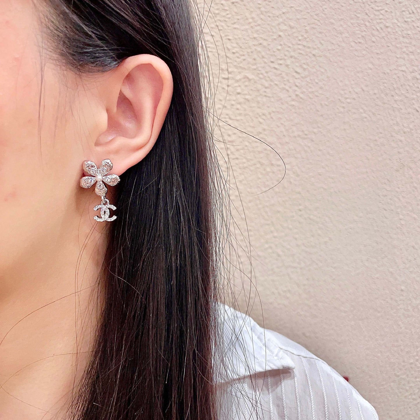 Double-C Emblem Stud Earrings in Polished Metal-Tone – Design 089 detail view