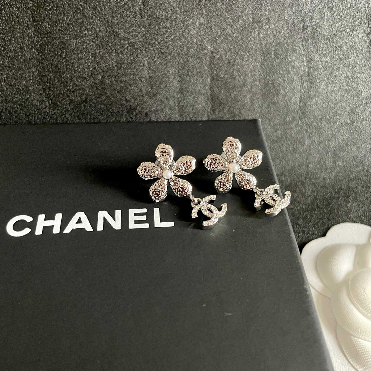 Double-C Emblem Stud Earrings in Polished Metal-Tone – Design 089 detail view