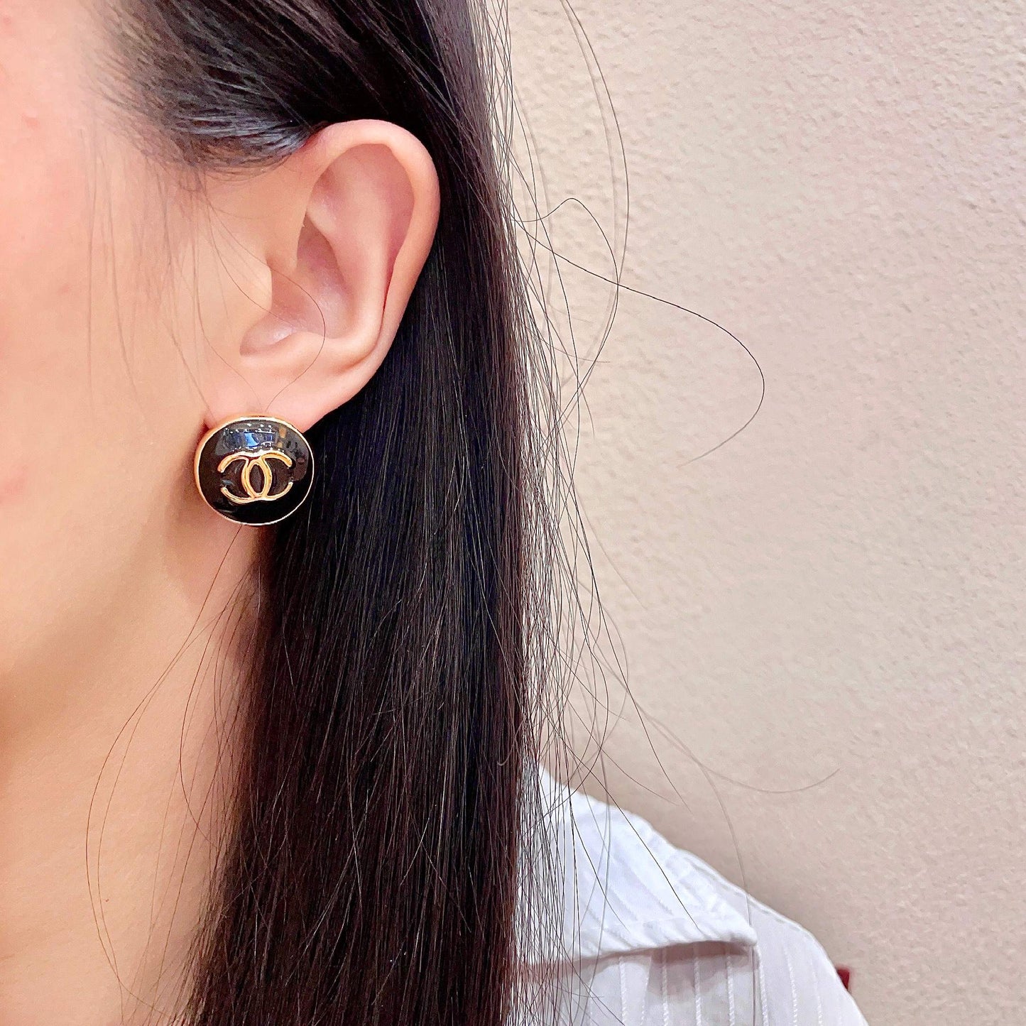 Double-C Emblem Stud Earrings in Polished Metal-Tone – Design 088 detail view