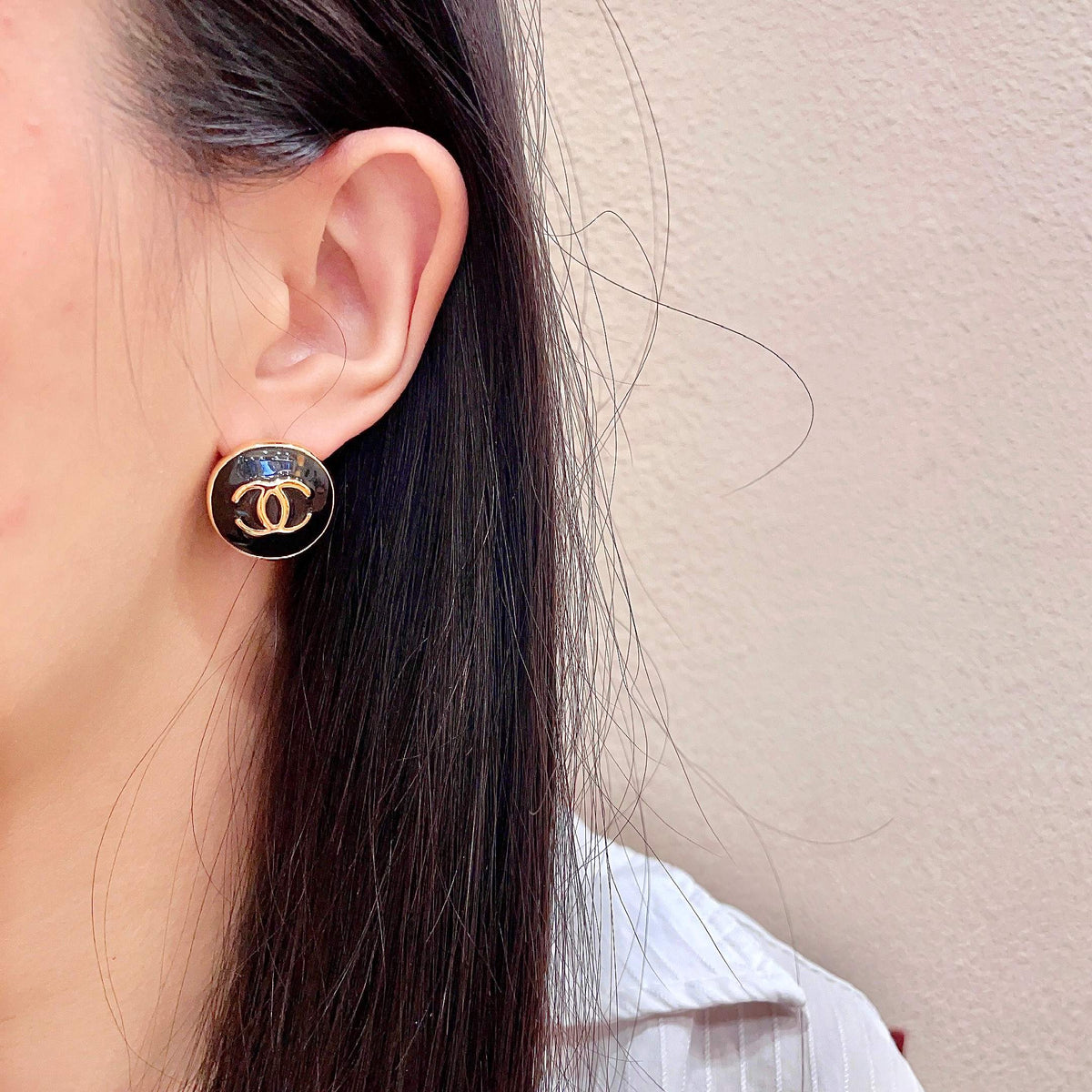 Double-C Emblem Stud Earrings in Polished Metal-Tone – Design 088 detail view