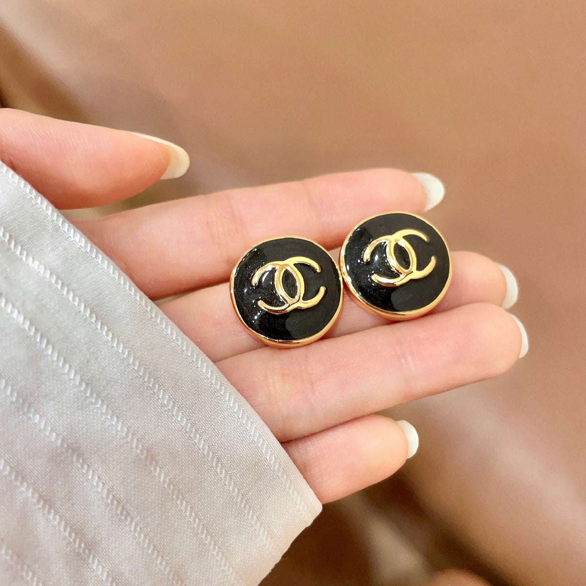 Double-C Emblem Stud Earrings in Polished Metal-Tone – Design 088 side detail