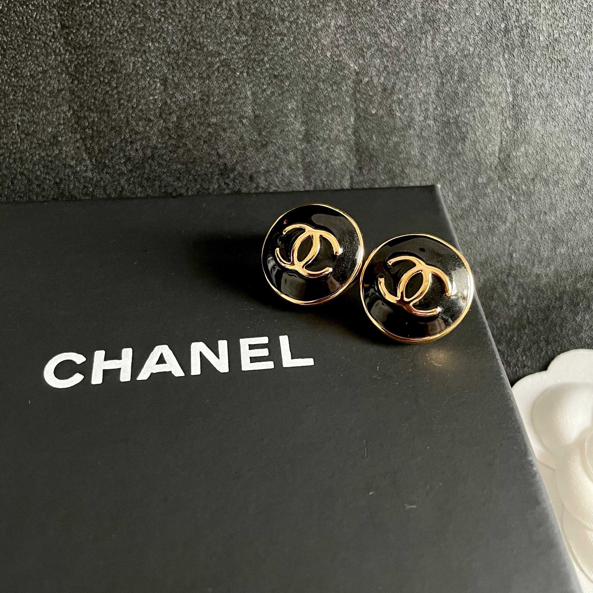 Double-C Emblem Stud Earrings in Polished Metal-Tone – Design 088 detail view