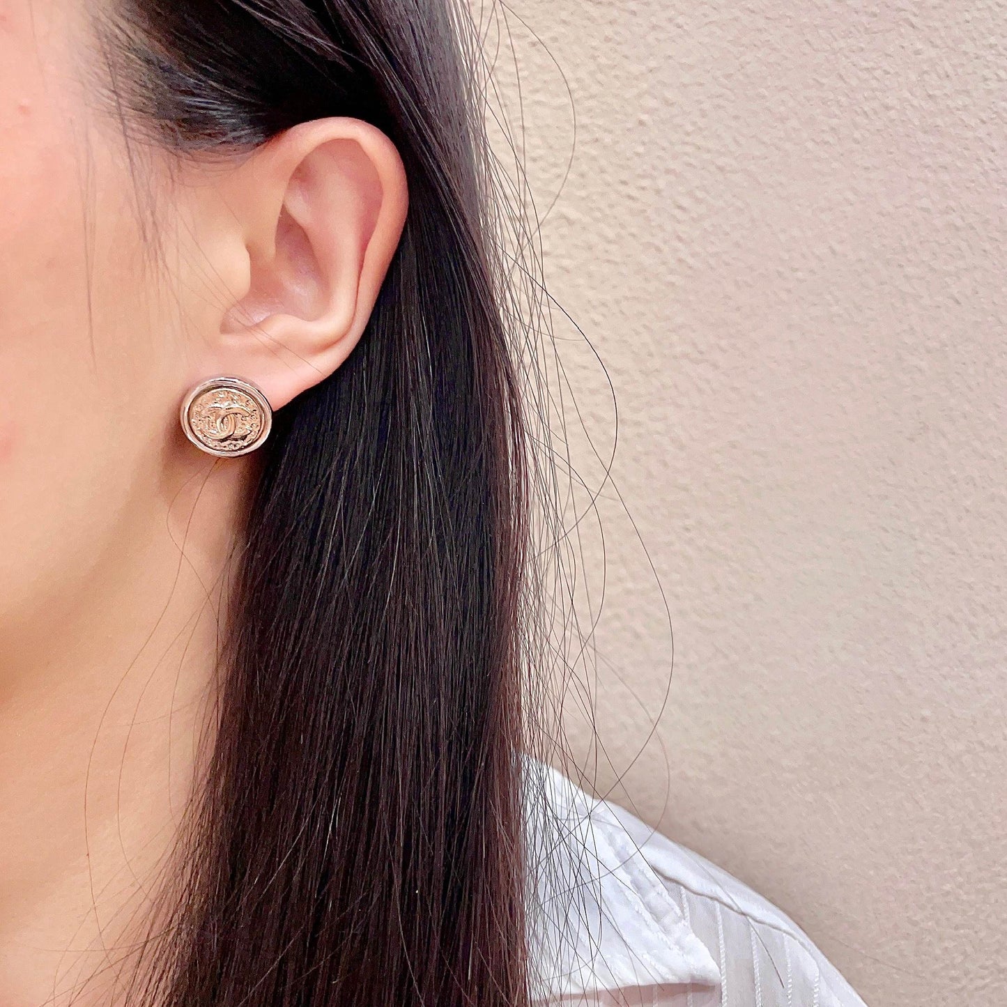 Double-C Emblem Stud Earrings in Polished Metal-Tone – Design 084 detail view