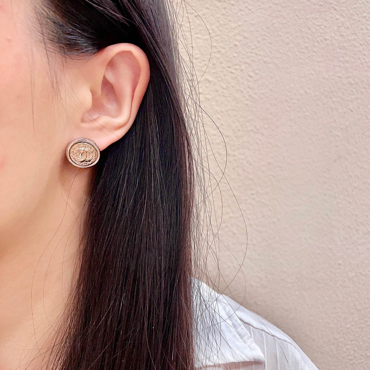 Double-C Emblem Stud Earrings in Polished Metal-Tone – Design 084 detail view