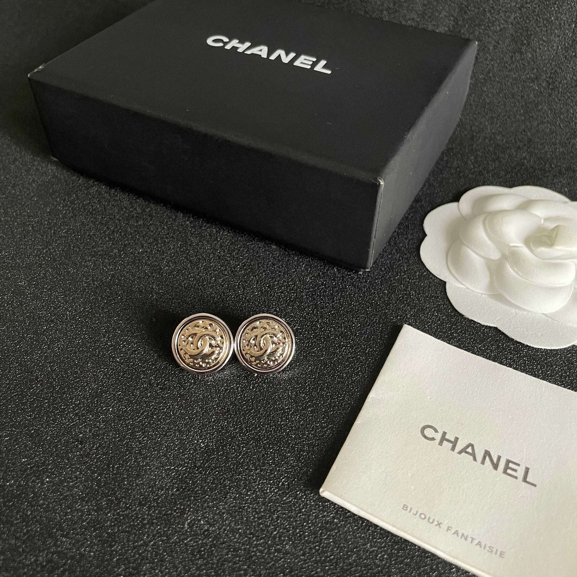 Double-C Emblem Stud Earrings in Polished Metal-Tone – Design 084 close-up detail