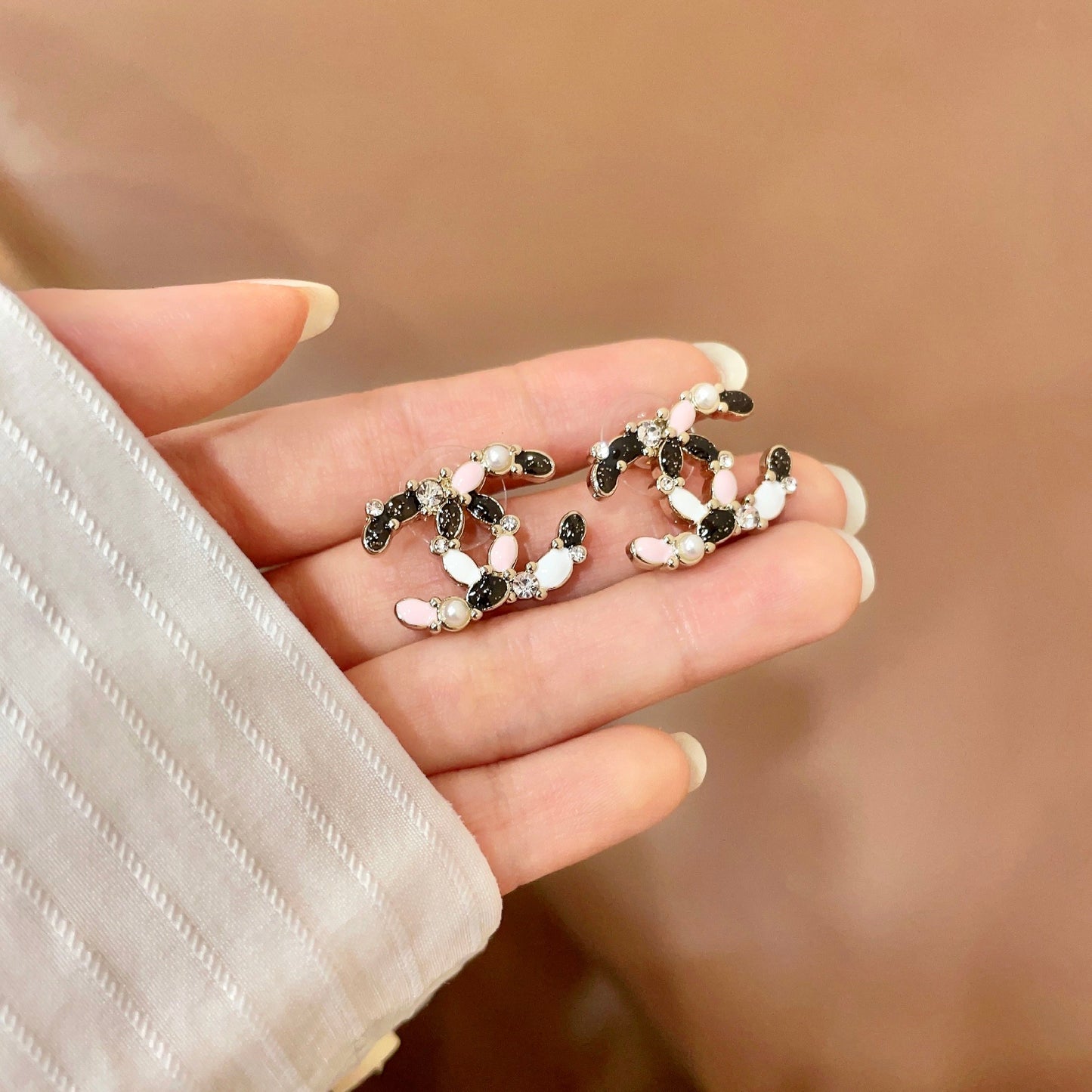 Double-C Emblem Stud Earrings in Polished Metal-Tone – Design 083 side detail