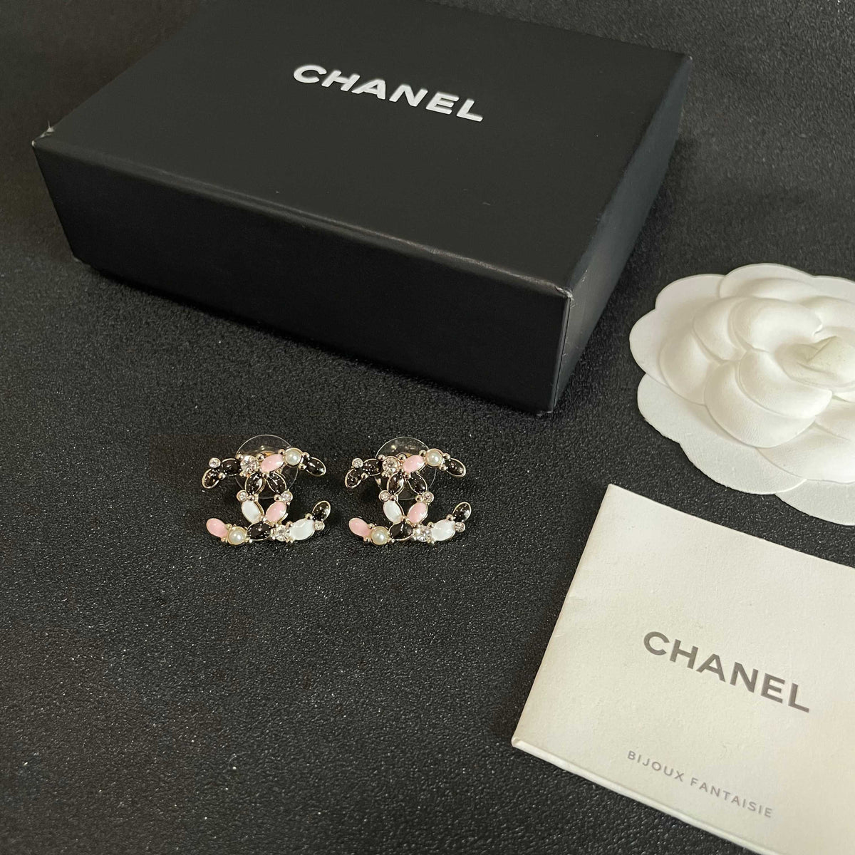 Double-C Emblem Stud Earrings in Polished Metal-Tone – Design 083 close-up detail