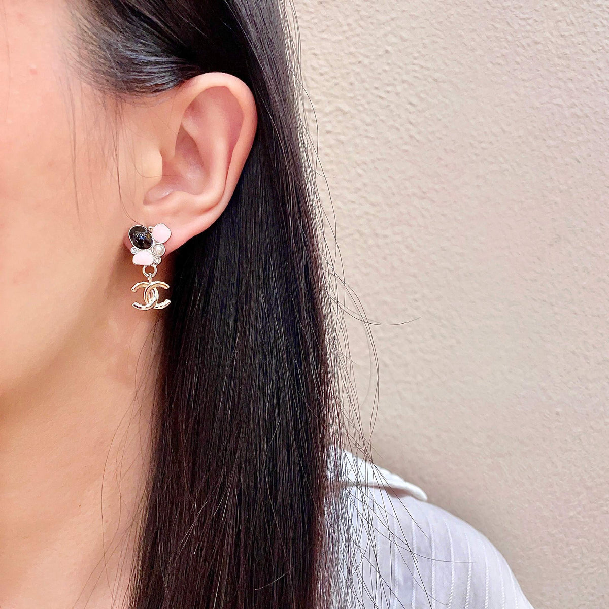Double-C Emblem Stud Earrings in Polished Metal-Tone – Design 082 detail view