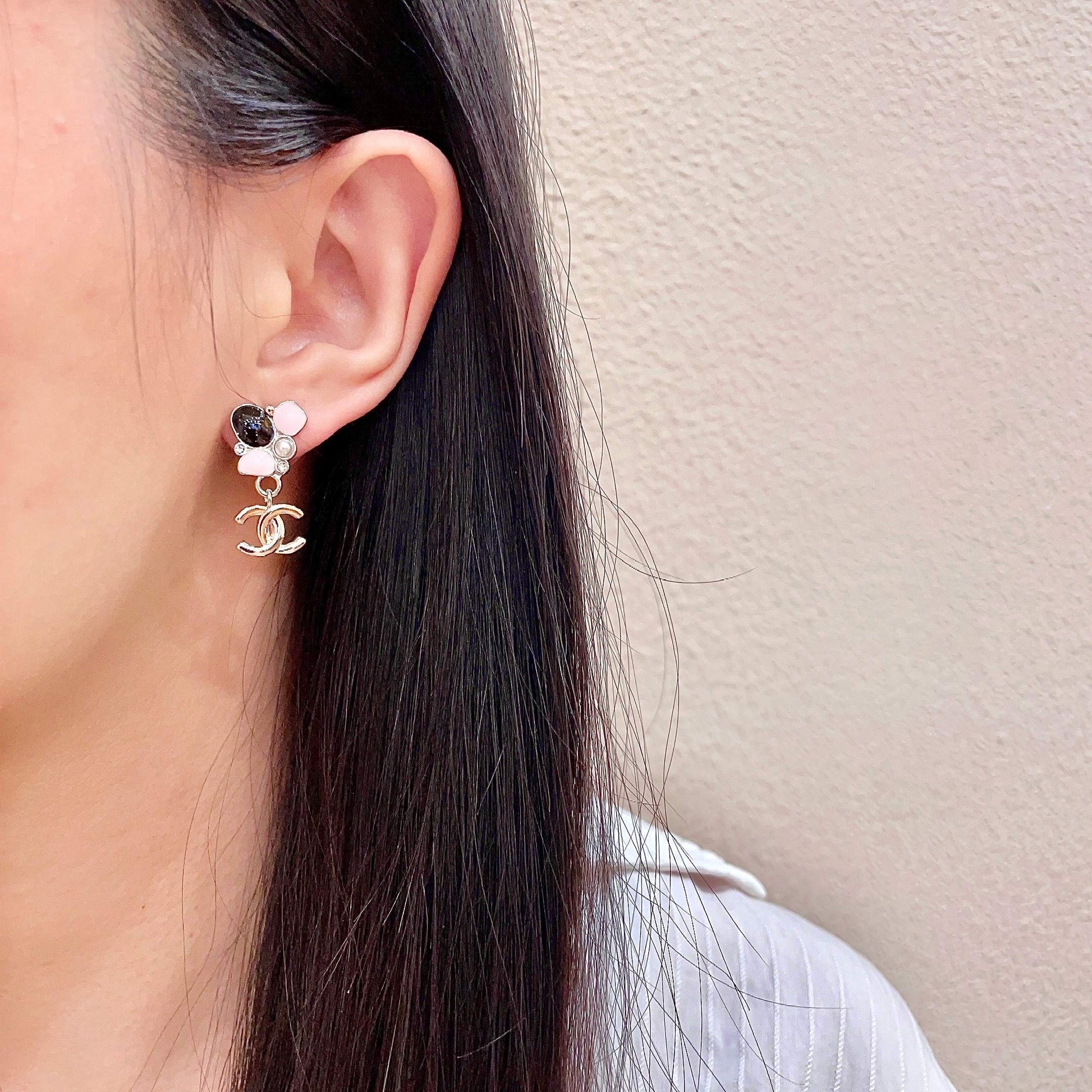 Double-C Emblem Stud Earrings in Polished Metal-Tone – Design 082 detail view