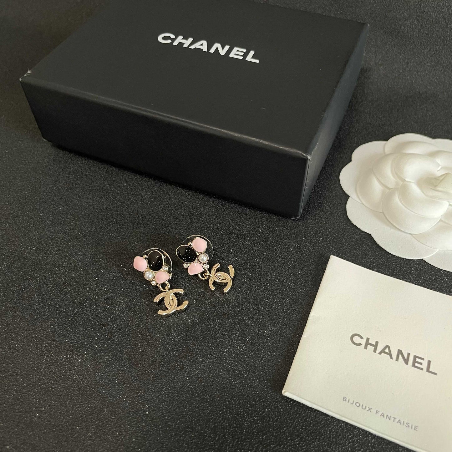 Double-C Emblem Stud Earrings in Polished Metal-Tone – Design 082 close-up detail