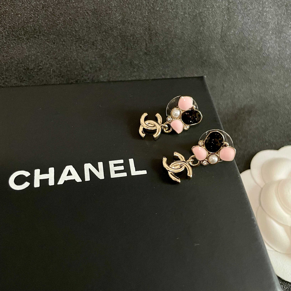 Double-C Emblem Stud Earrings in Polished Metal-Tone – Design 082 detail view