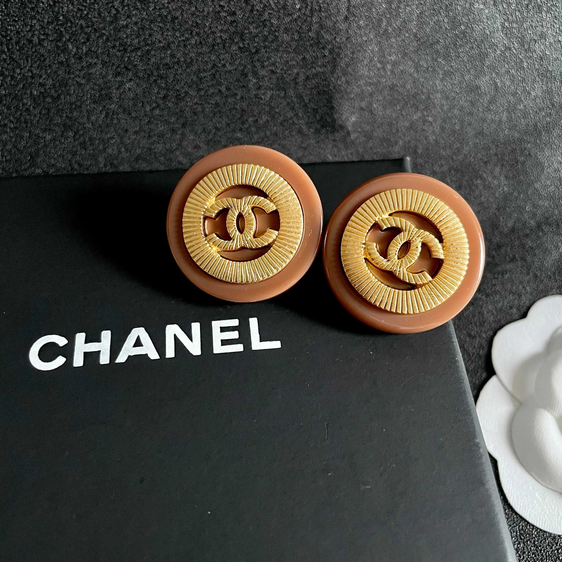 Double-C Emblem Stud Earrings in Polished Metal-Tone – Design 008 detail view