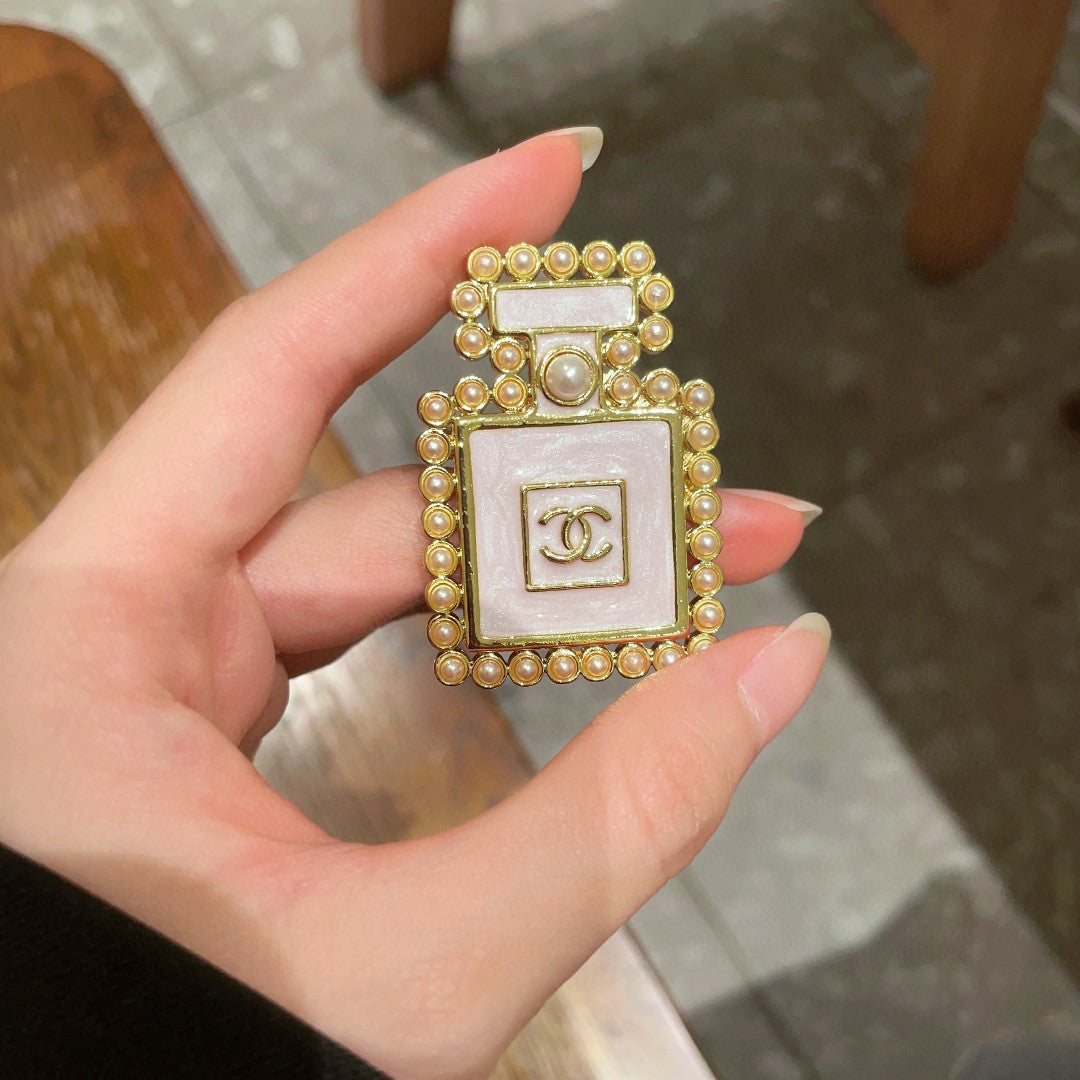 Double-C Emblem Brooch in Polished Metal-Tone – Pearl Detail side detail
