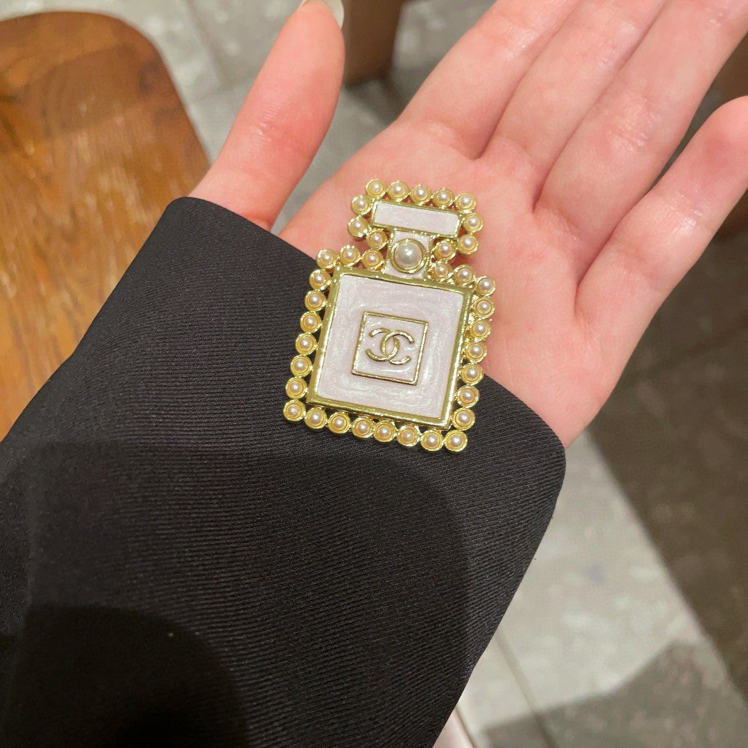 Double-C Emblem Brooch in Polished Metal-Tone – Pearl Detail detail view