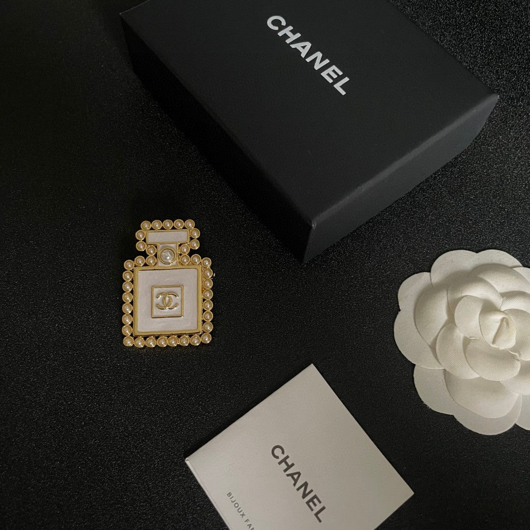 Double-C Emblem Brooch in Polished Metal-Tone – Pearl Detail – Design 002 close-up detail