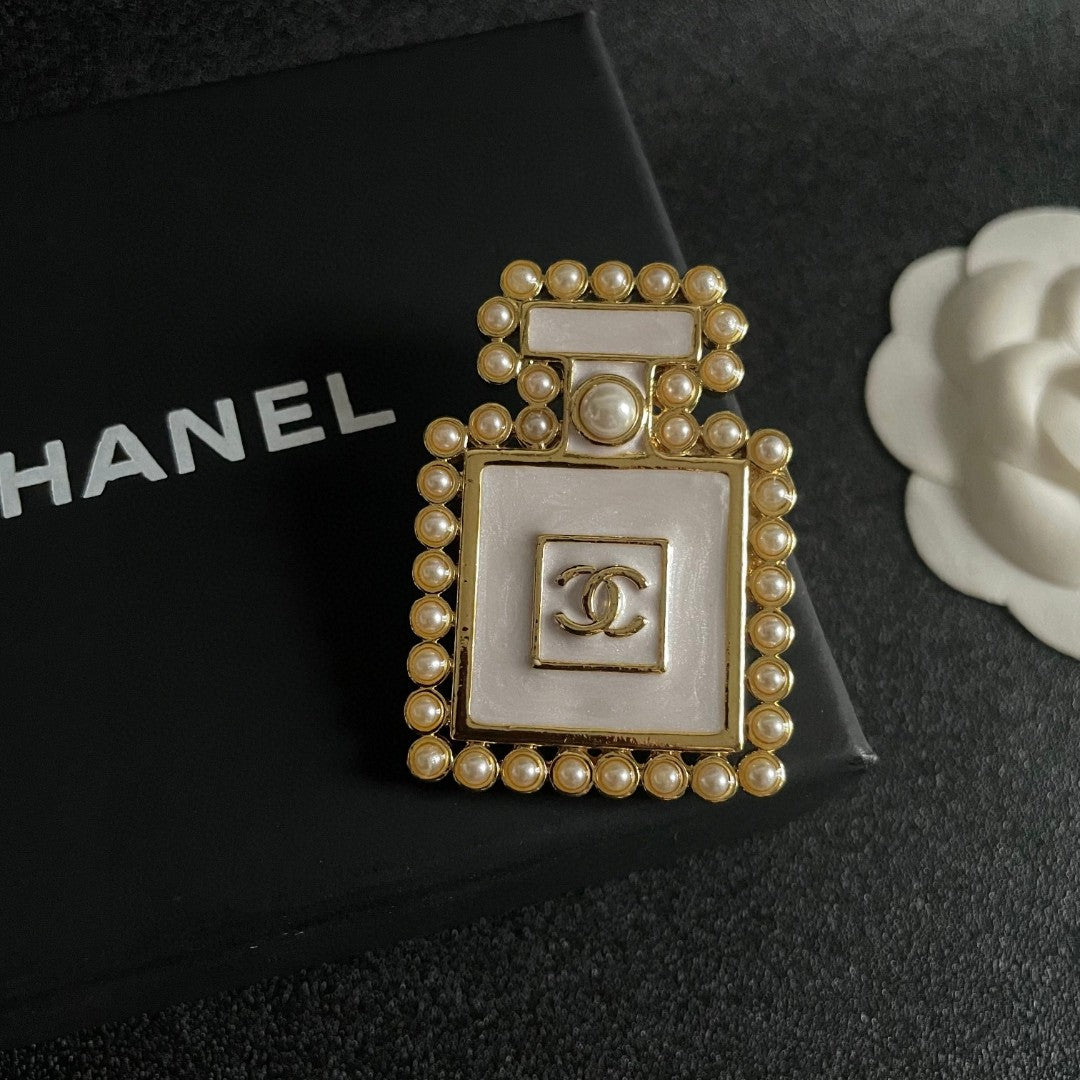 Double-C Emblem Brooch in Polished Metal-Tone – Pearl Detail detail view