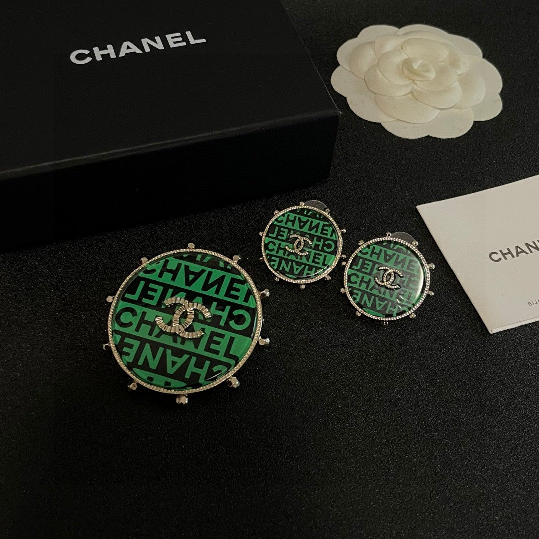 Double-C Emblem Brooch in Polished Metal-Tone – Design 009 close-up detail