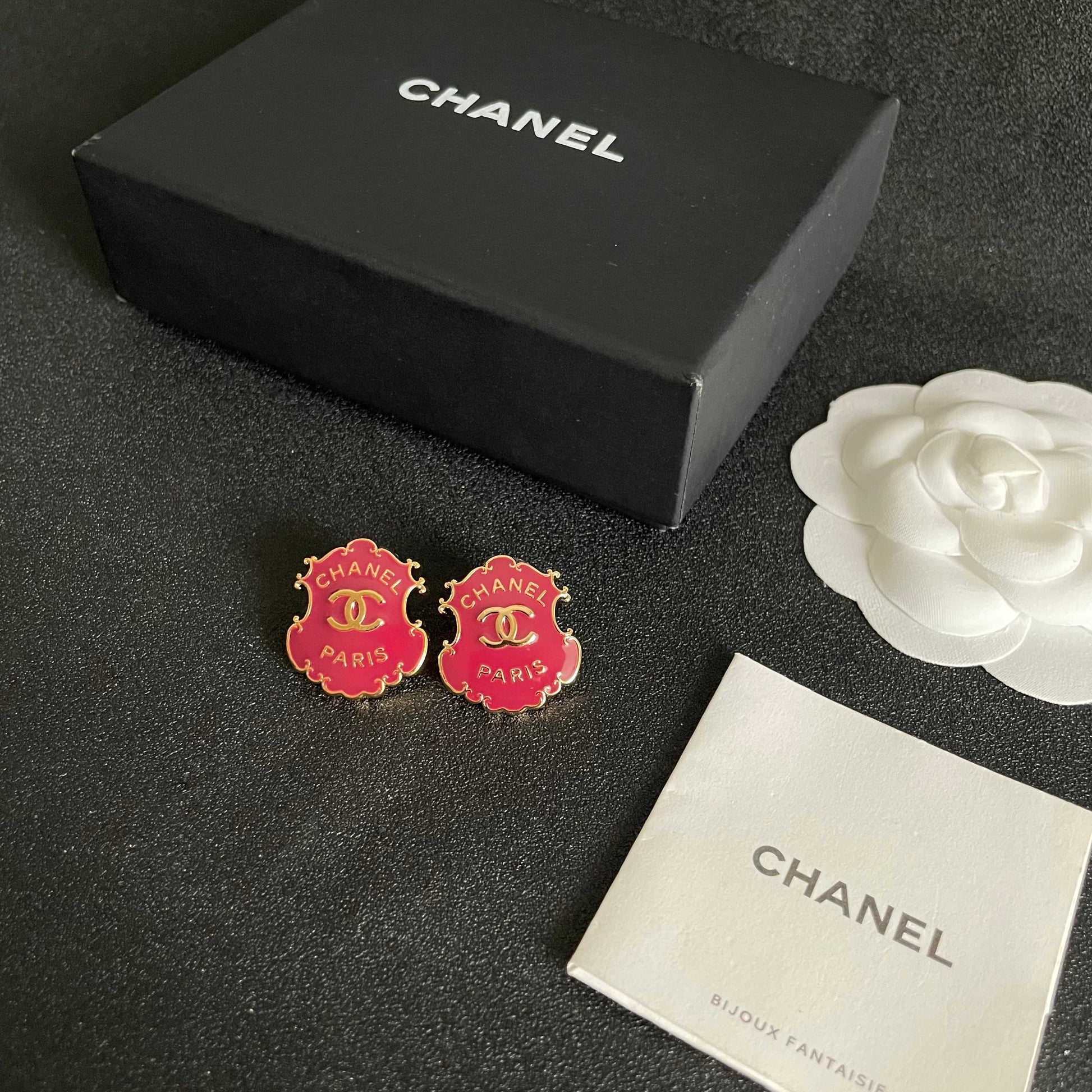Double-C Emblem Stud Earrings in Polished Metal-Tone – Design 005 close-up detail