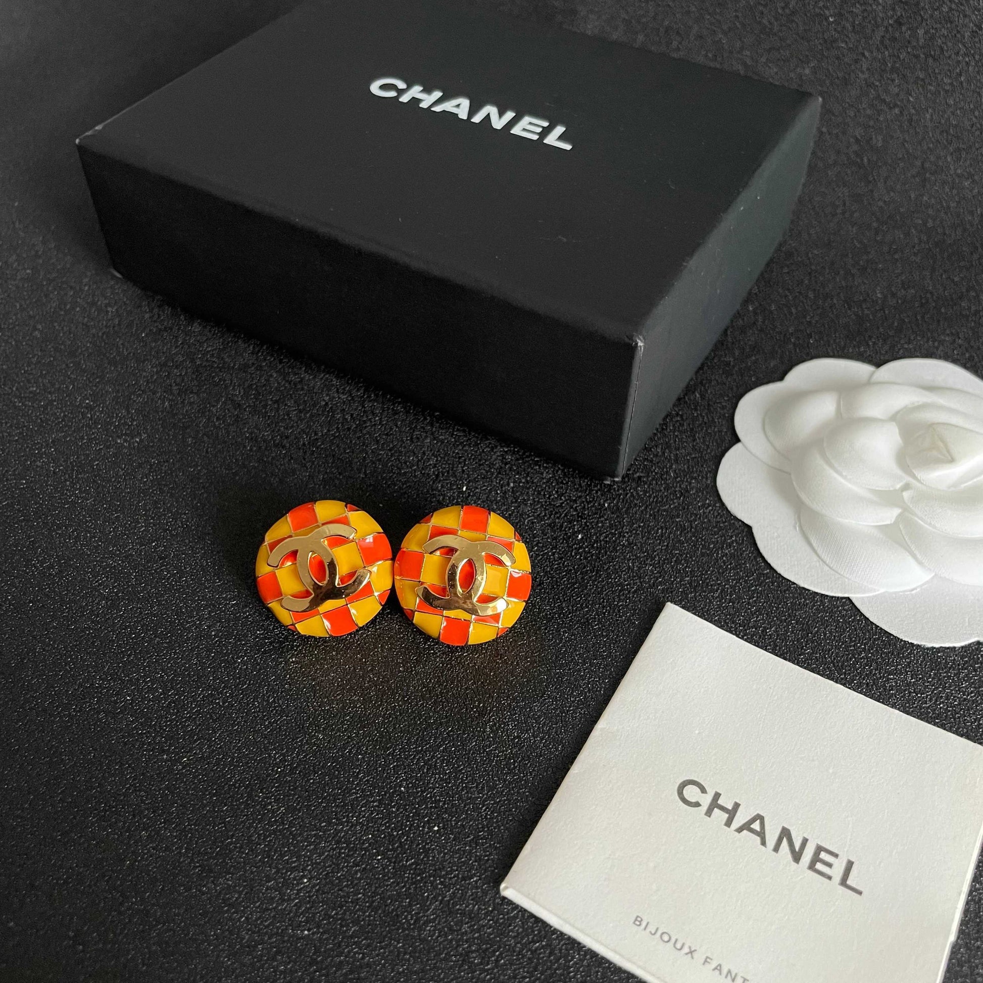 Double-C Emblem Stud Earrings in Polished Metal-Tone – Checkerboard – Design 002 close-up detail