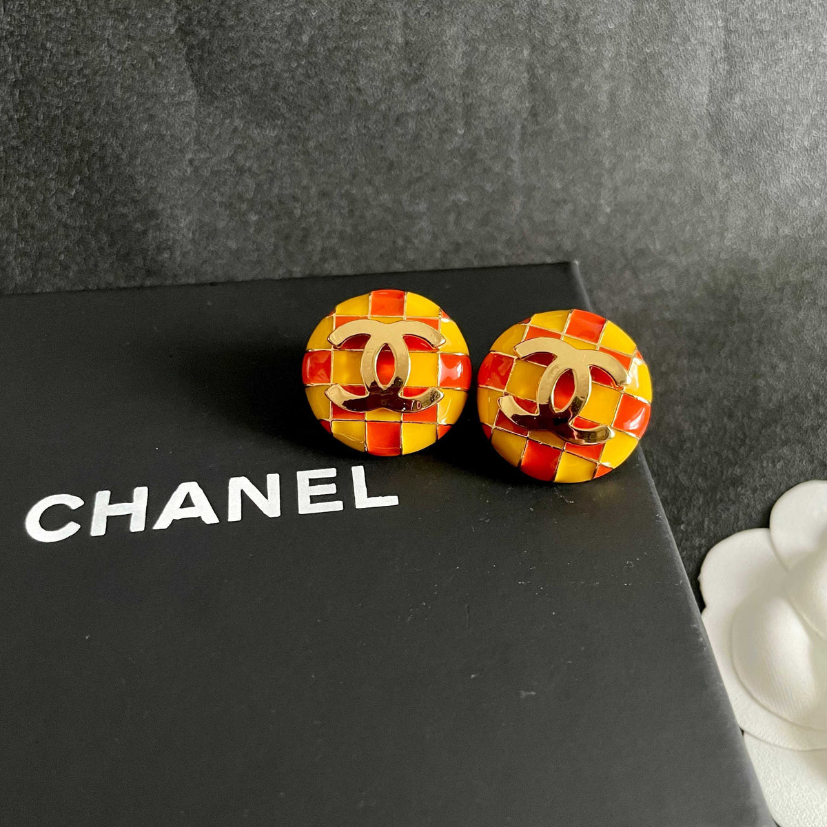 Double-C Emblem Stud Earrings in Polished Metal-Tone – Checkerboard – Design 002 detail view