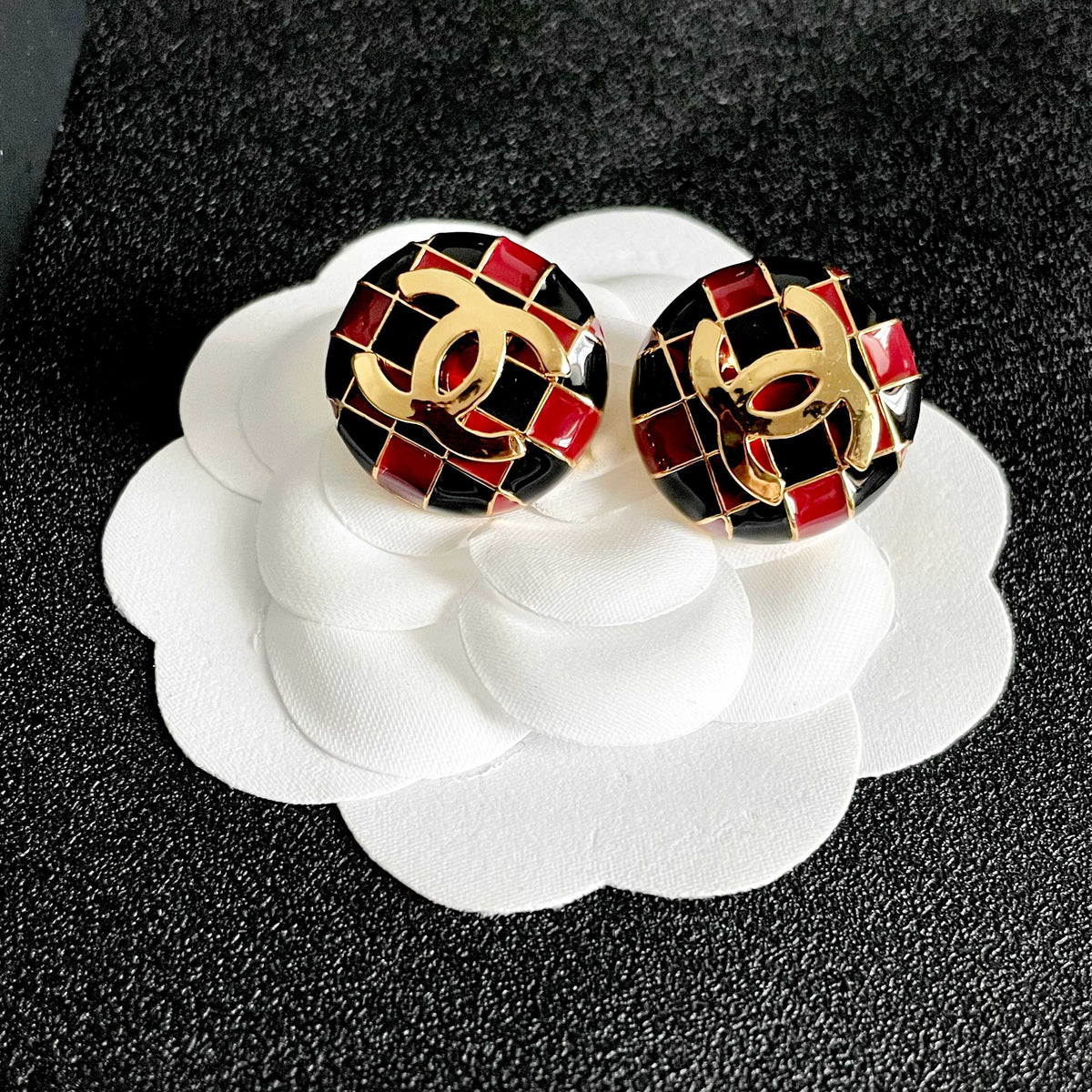 Double-C Emblem Stud Earrings in Polished Metal-Tone – Checkerboard front product view