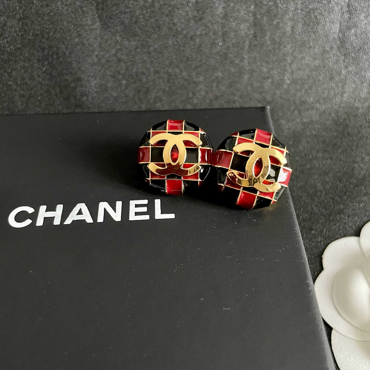 Double-C Emblem Stud Earrings in Polished Metal-Tone – Checkerboard detail view