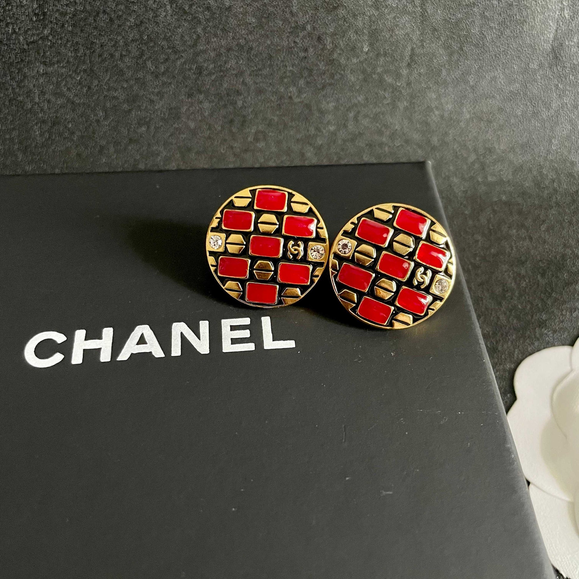 Double-C Emblem Stud Earrings in Polished Metal-Tone – Design 002 detail view