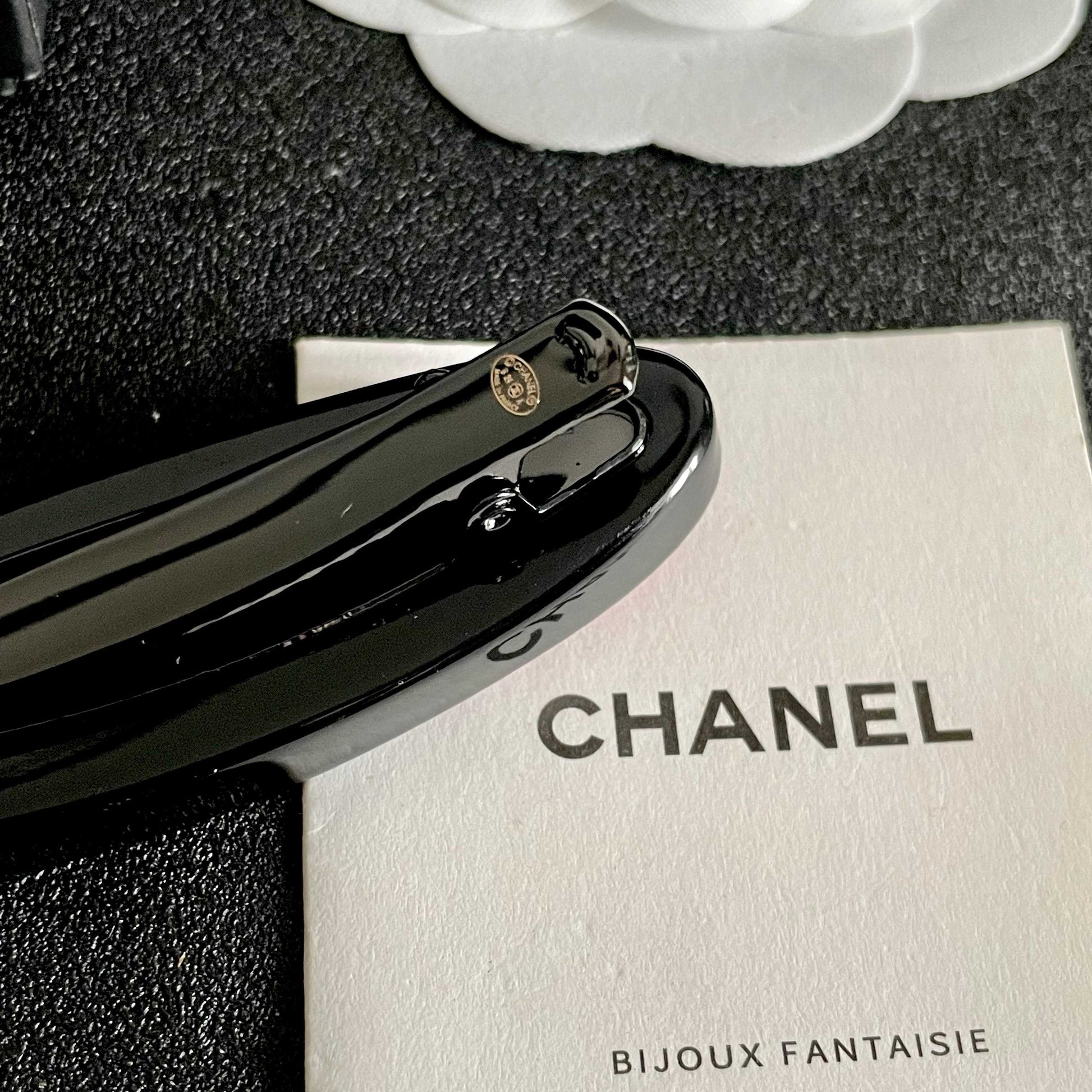 Double-C Emblem Hair Clip – Design 001 main product view