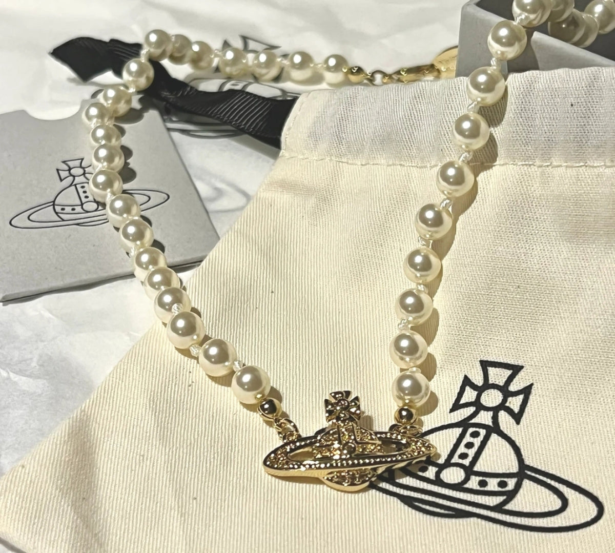 Pearl Pendant Necklace in Polished Metal-Tone – Pearl Detail – Design 006 close-up detail