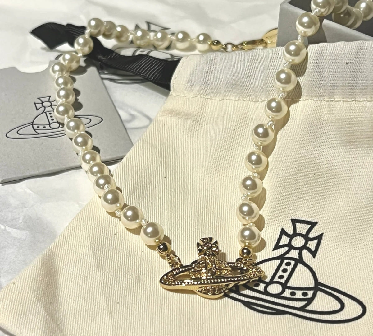 Pearl Pendant Necklace in Polished Metal-Tone – Pearl Detail – Design 006 close-up detail