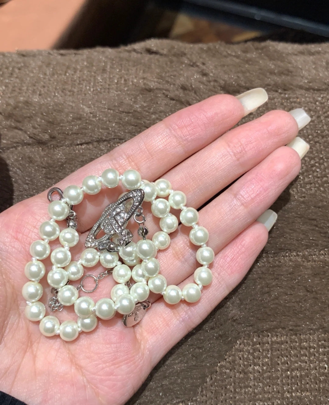 Pearl Pendant Necklace in Polished Metal-Tone – Pearl Detail side detail