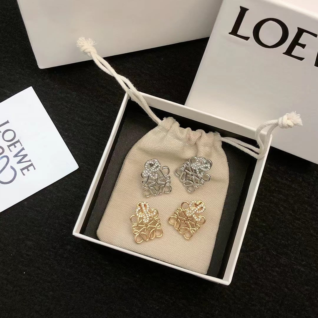 Sculptural Stud Earrings in Gold-Tone with Pearl-Style Detail – Design 01 detail view