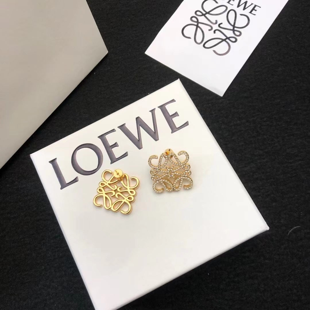 Sculptural Stud Earrings in Gold-Tone with Pearl-Style Detail – Design 02 detail view