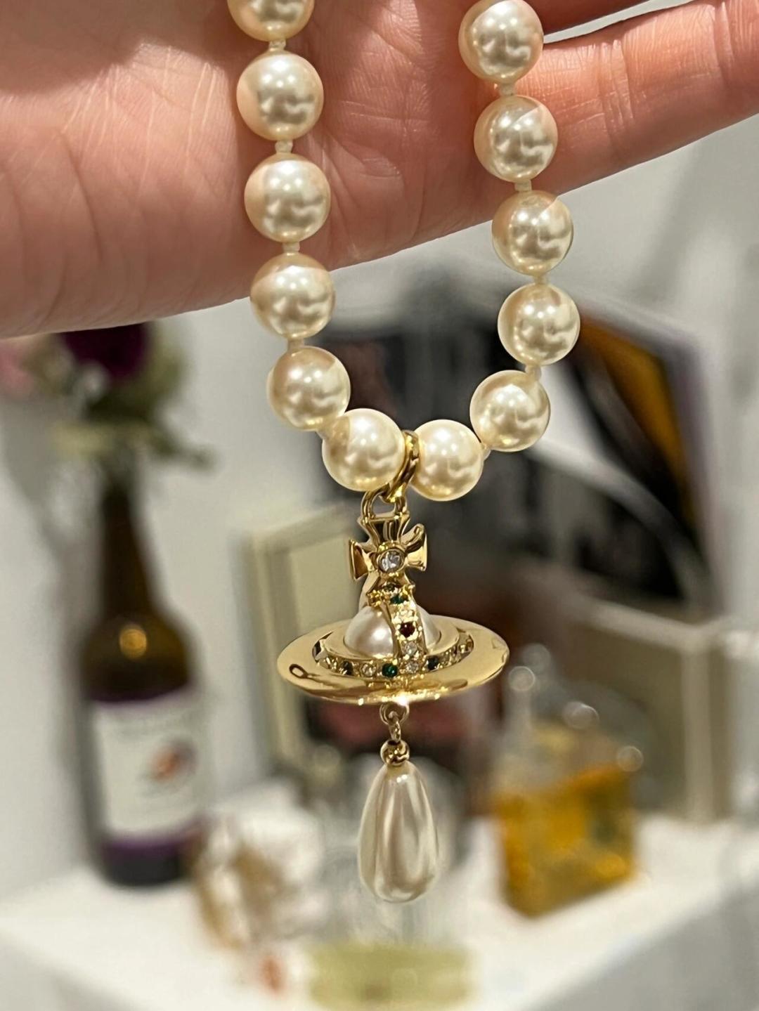 Pearl Pendant Necklace in Polished Metal-Tone – Pearl Detail – Design 004 detail view